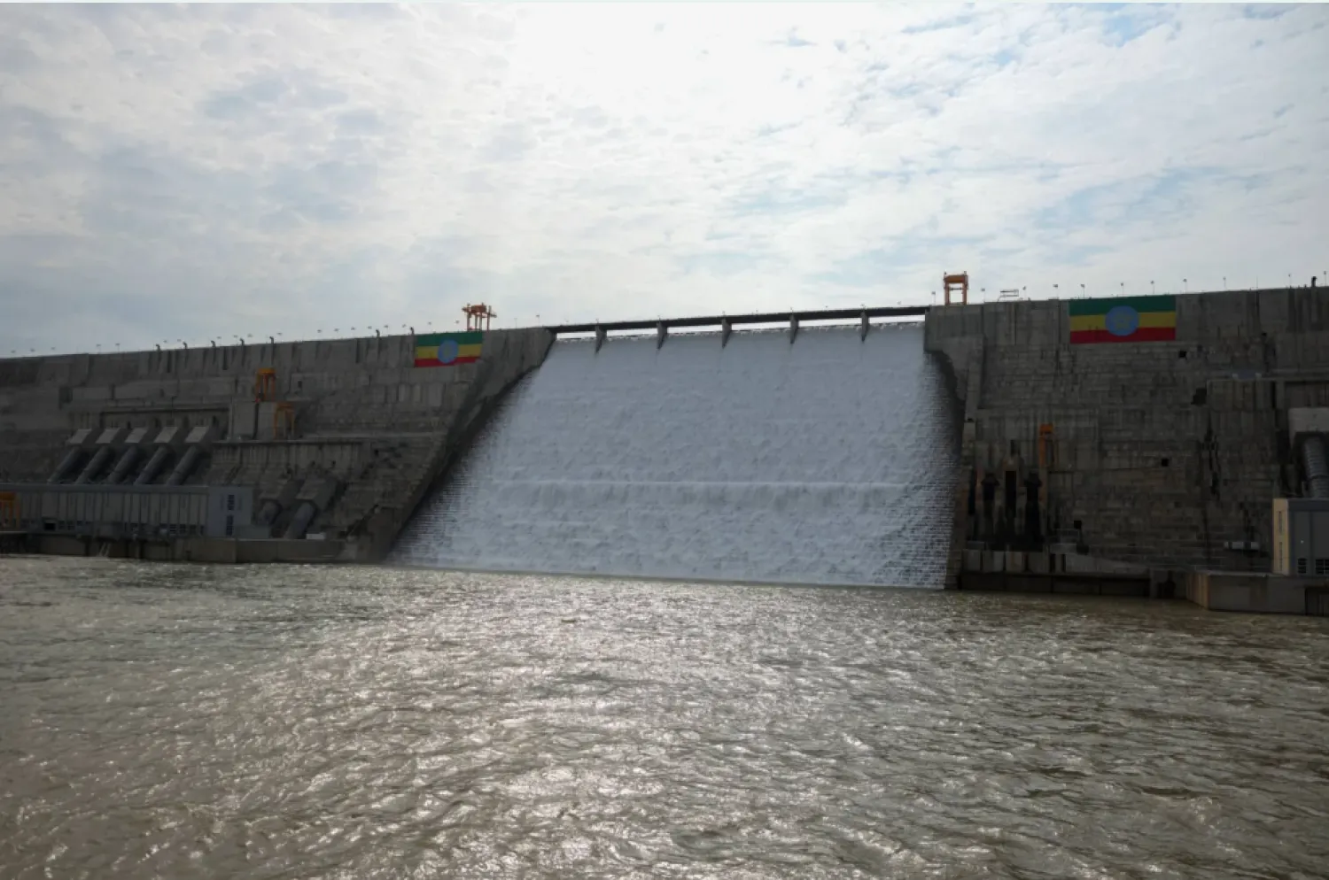 الأعلام الإثيوبية على «سد النهضة» بعد تدشينه رسمياً (إ.ب.أ)