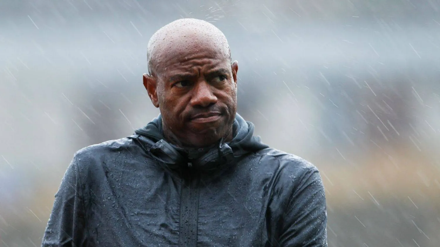 حامل الرقم القياسي العالمي في الوثب الطويل مايك باول (رويترز)