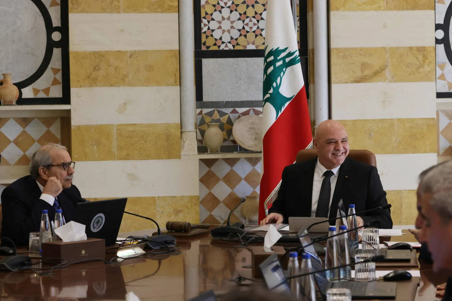 رئيس الجمهورية جوزيف عون ورئيس الحكومة نواف سلام في اجتماع مجلس الوزراء يوم الجمعة الماضي (أ.ف.ب)