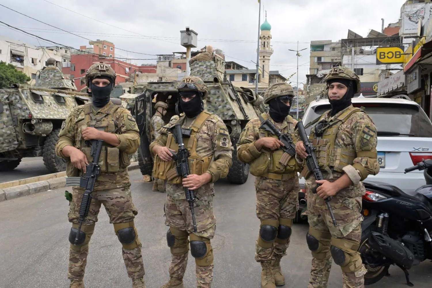 عناصر من الجيش اللبناني ينتشرون على مدخل مخيم برج البراجنة جنوب بيروت (الشرق الأوسط)