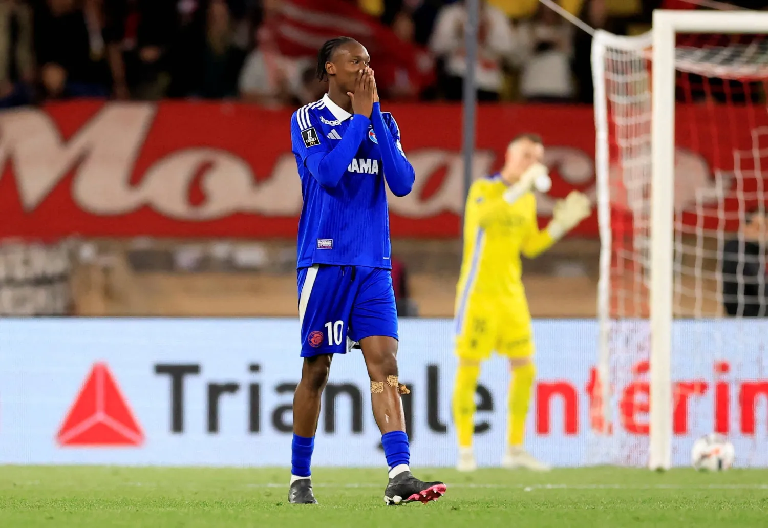 المهاجم الهولندي إيمانويل إيمغا (رويترز)