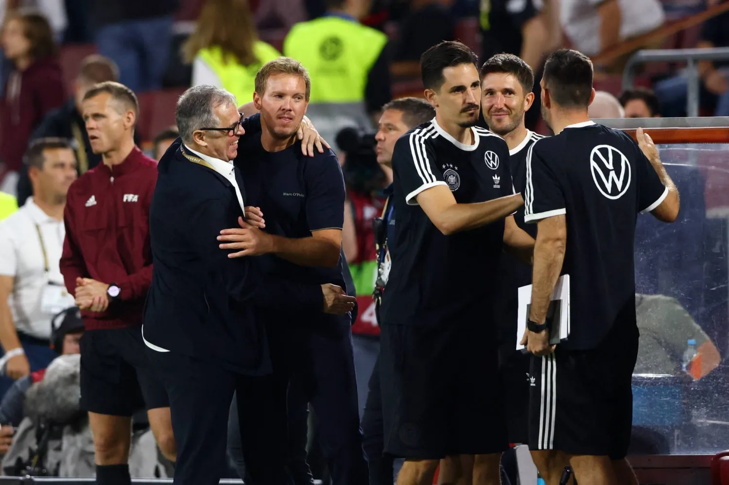 يوليان ناغلسمان المدير الفني لمنتخب ألمانيا ولاعبوه (رويترز)