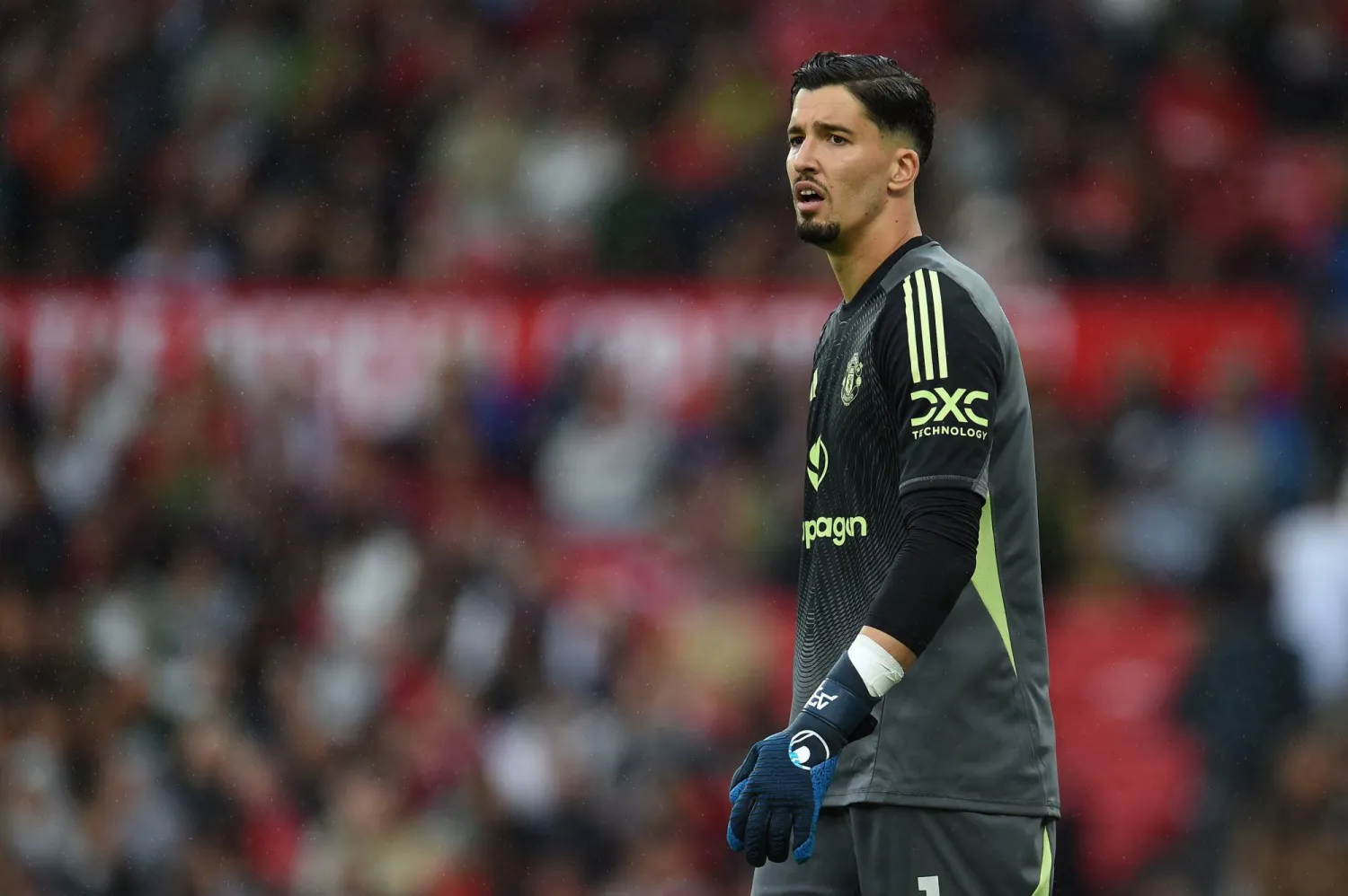 التركي ألتاي بايندير حارس مرمى مانشستر يونايتد (رويترز)