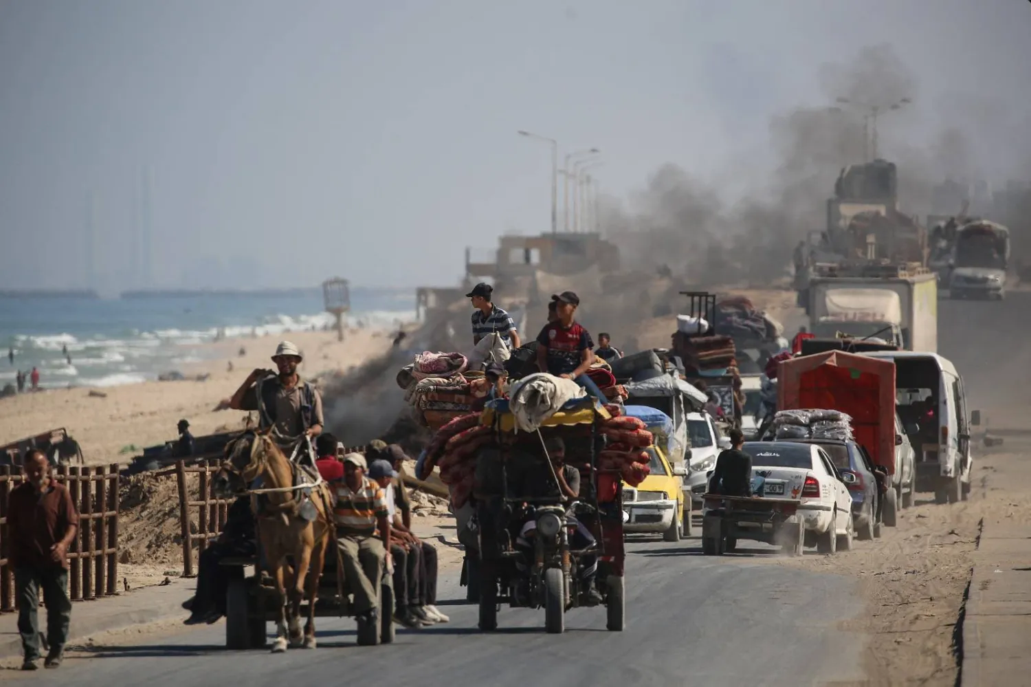 فلسطينيون ينقلون أمتعتهم أثناء إخلائهم مدينة غزة باتجاه المناطق الجنوبية من القطاع (أ.ف.ب)