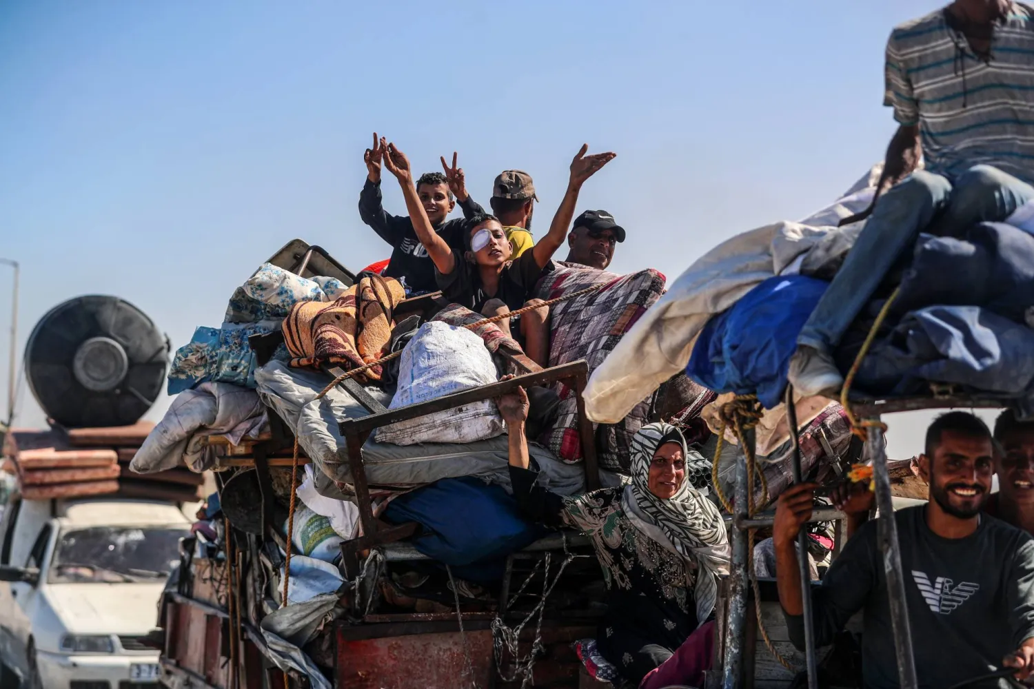 فلسطينيون ينزحون بما تيسر لهم من وسائل نقل من شمال مدينة غزة الجمعة (د.ب.أ)