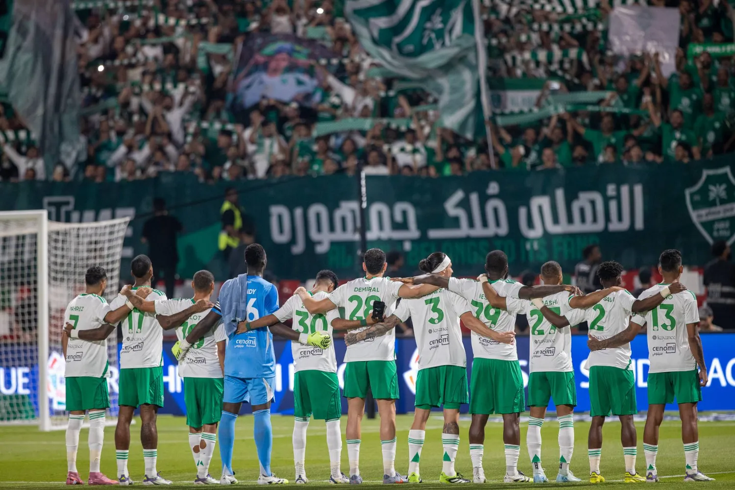 لاعبو الأهلي يرددون نشيد النادي قبل ملاقاة الاتفاق (تصوير: عيسى الدبيسي)