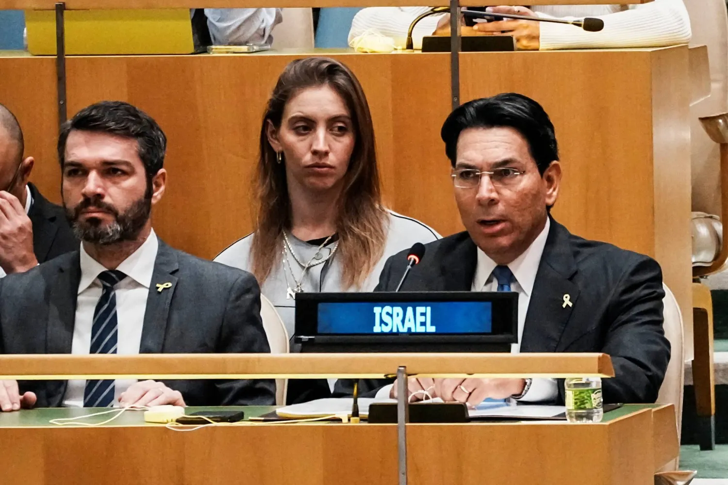 سفير إسرائيل لدى الأمم المتحدة، داني دانون، يلقي كلمة أمام المندوبين في الجمعية العامة للأمم المتحدة قبل التصويت على القضية الفلسطينية وتنفيذ حل الدولتين (رويترز)