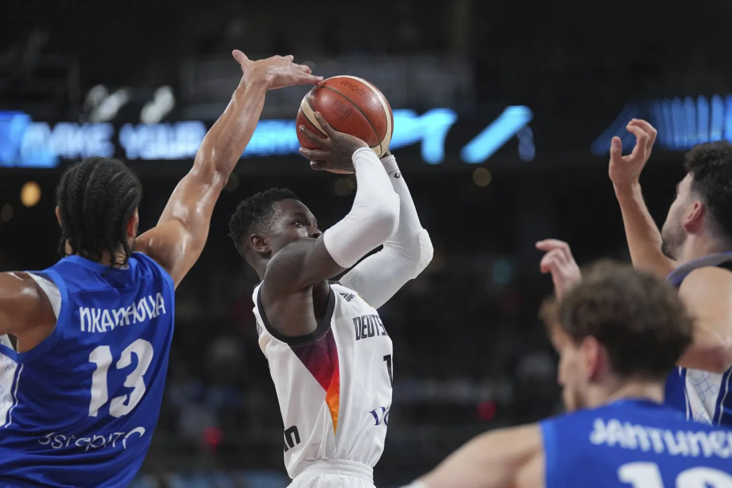 نجم ألمانيا دينيس شرودر يصوّب للسلة الفنلندية (أ.ب)