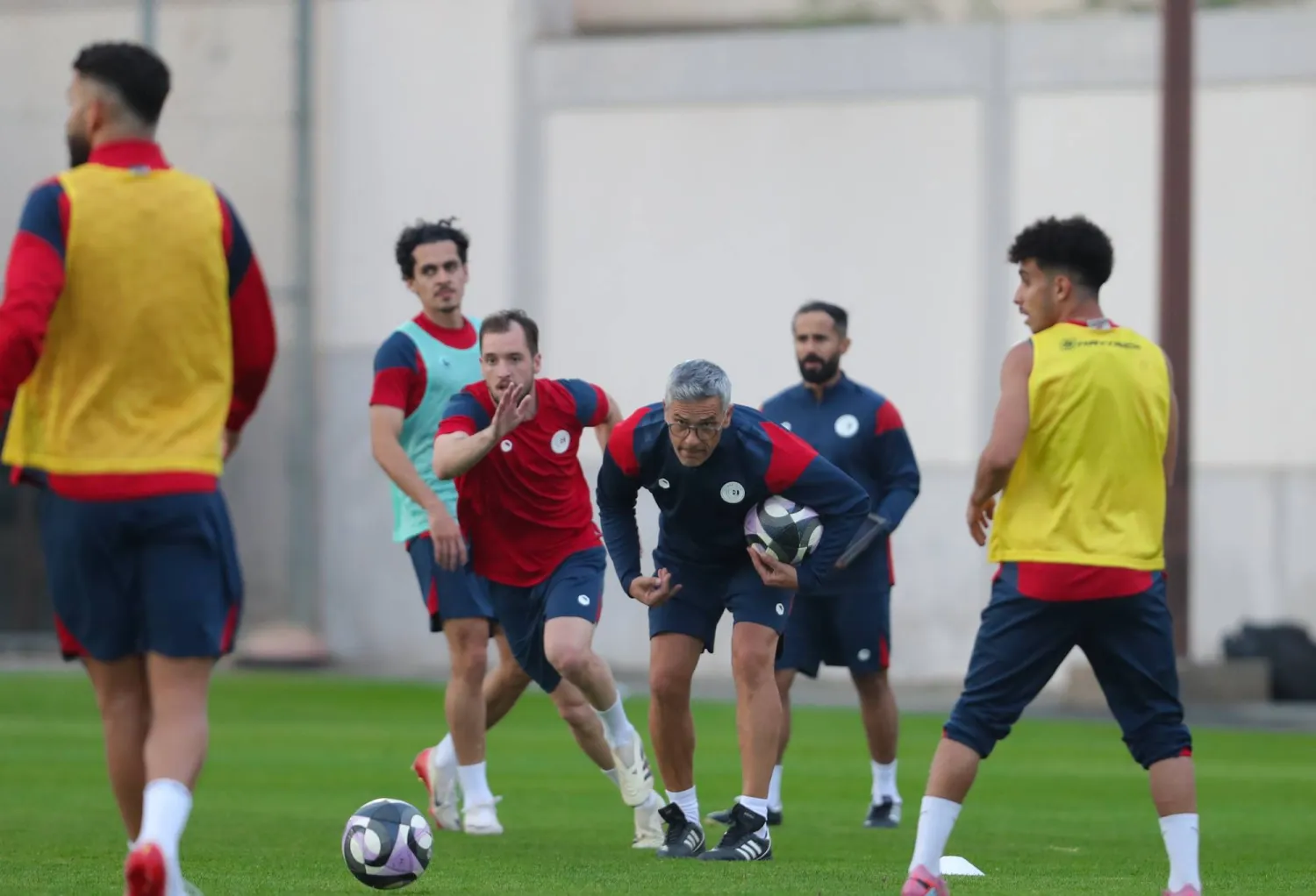 أرماندو يوجه لاعبيه خلال التدريبات الأخيرة (الشرق الأوسط)