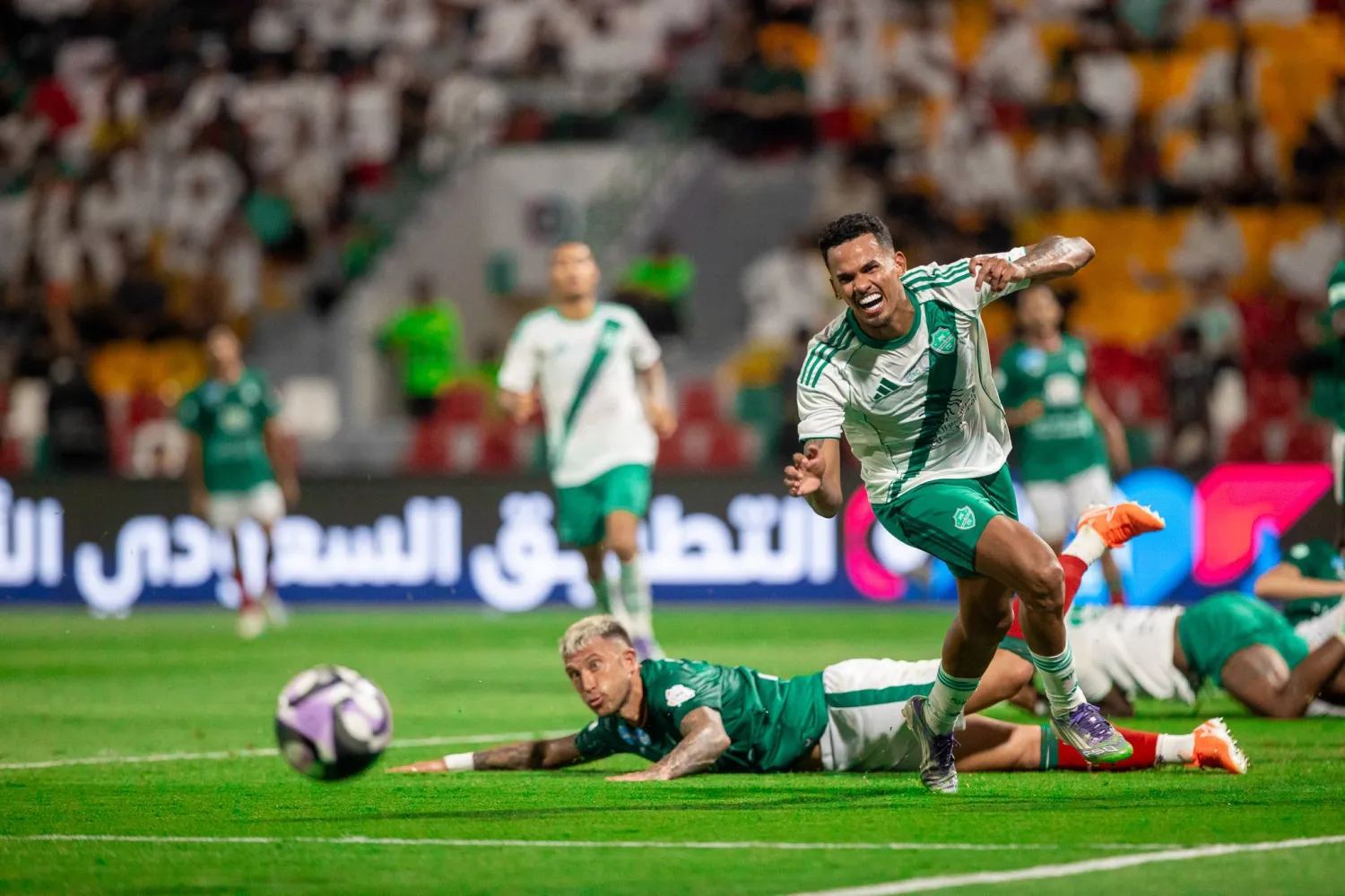 جالينو لاعب الأهلي في إحدى المحاولات التهديفية (تصوير: عيسى الدبيسي)
