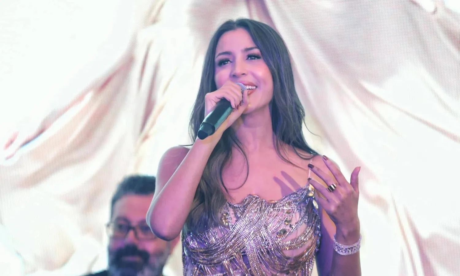 تقدم جنات اللون المغربي في الألبوم من خلال أغنية {كاش كاش} (حسابها على {إنستغرام})