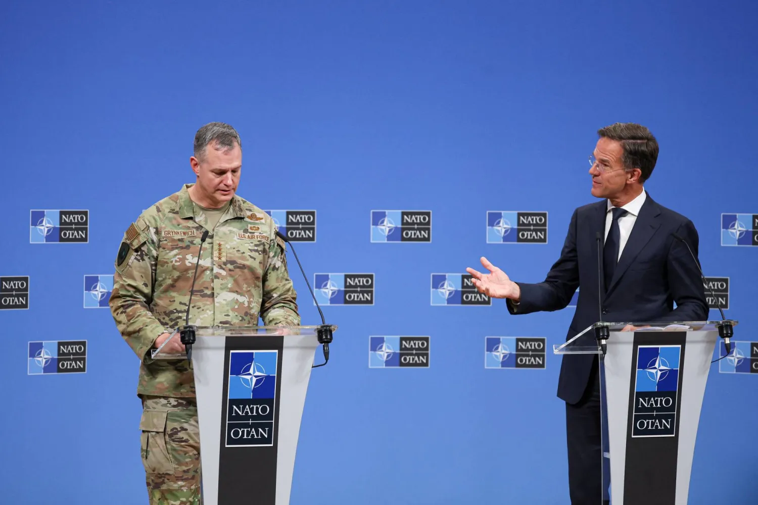 الأمين العام لحلف الناتو مارك روته (يمين) والقائد الأعلى لقوات الحلف في أوروبا أليكسوس غرينكيفيتش (رويترز)