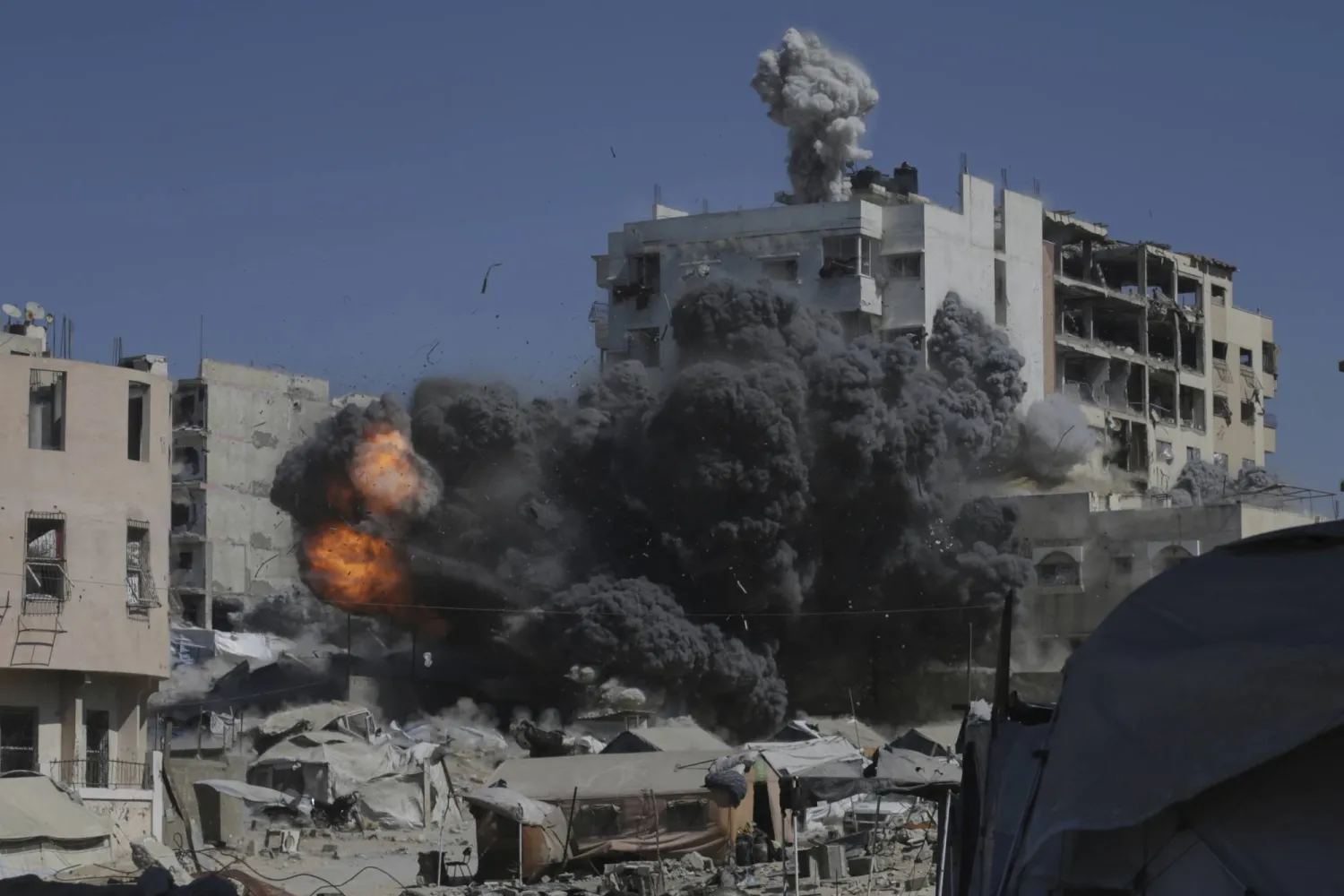 تصاعد النيران والدخان بعد غارة إسرائيلية على مبنى في مدينة غزة (أ.ب)