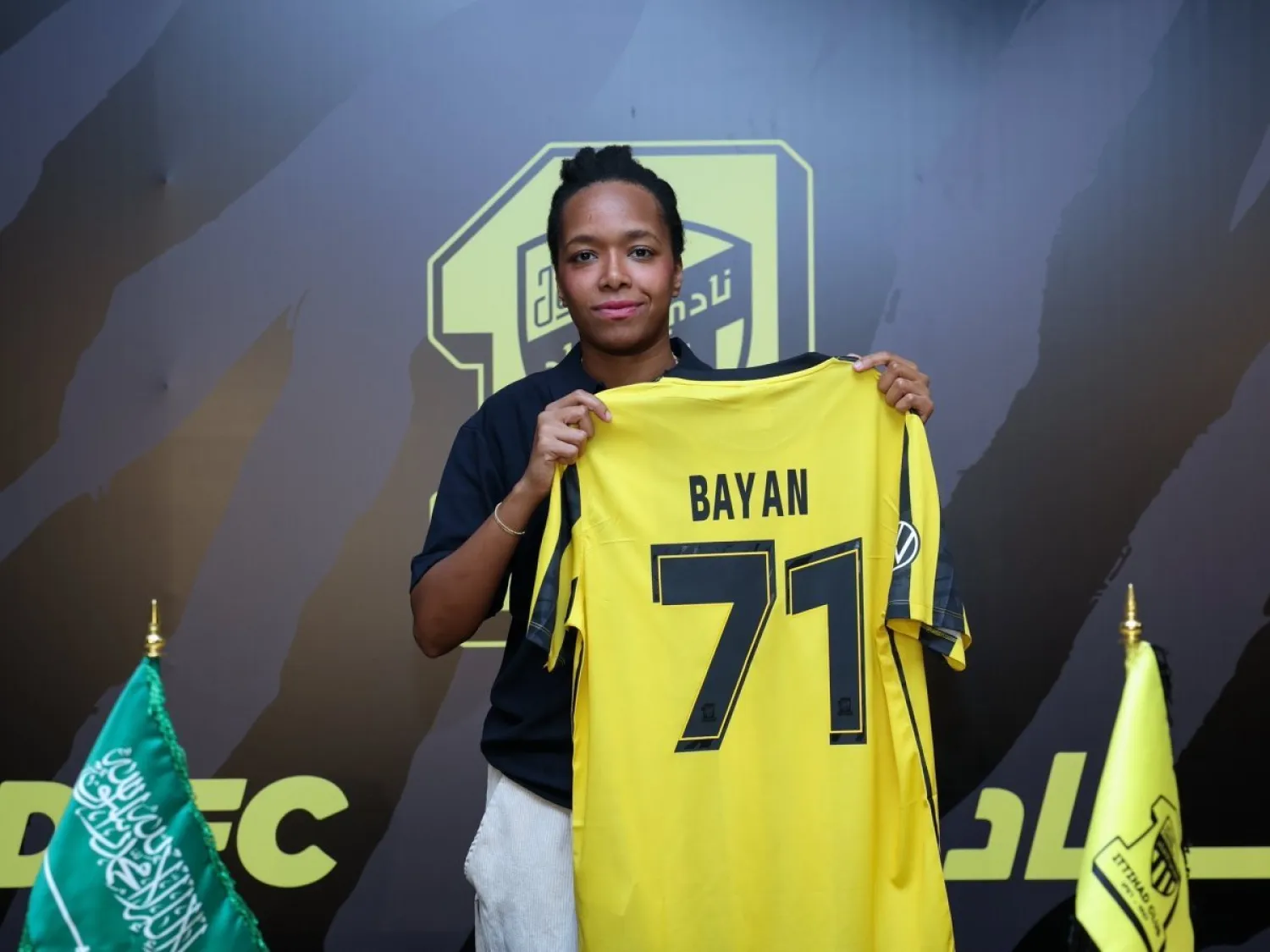 بيان محمد تستعرض قميص الاتحاد بعد توقيع العقد (نادي الاتحاد)