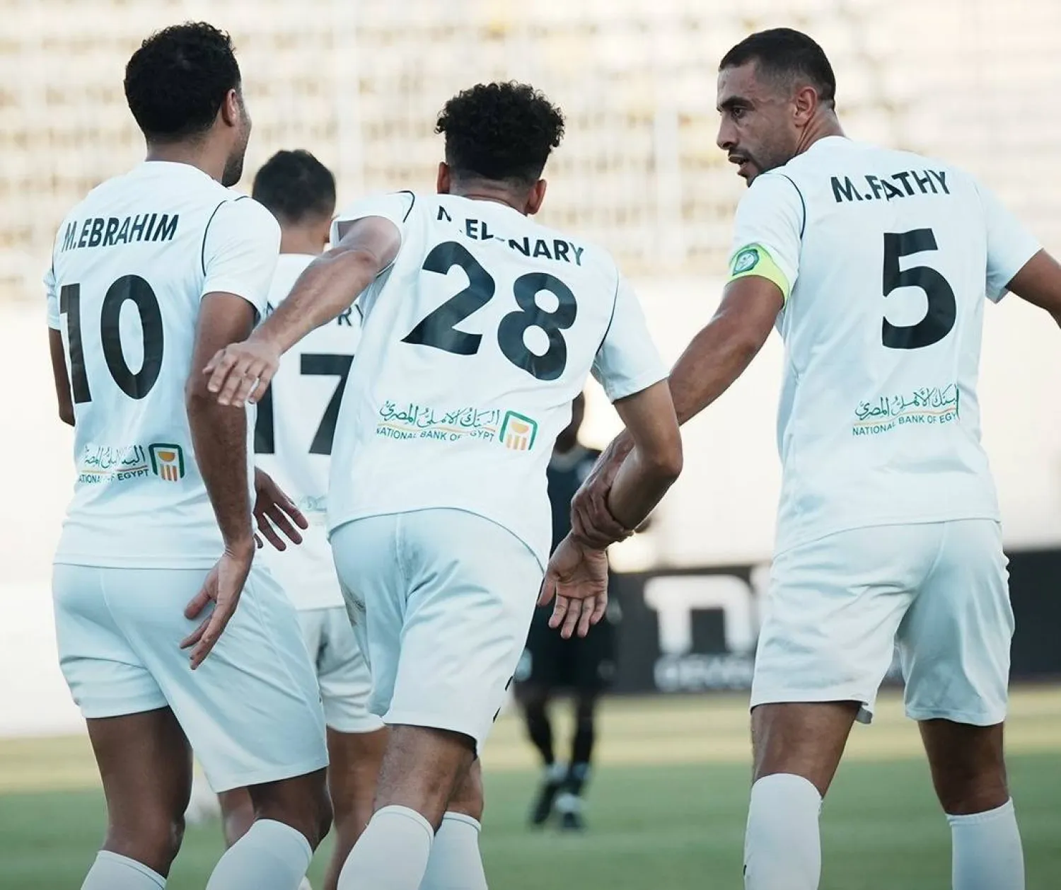 لاعبو البنك الأهلي يحتفلون بأحد أهدافهم في المباراة (الشرق الأوسط)