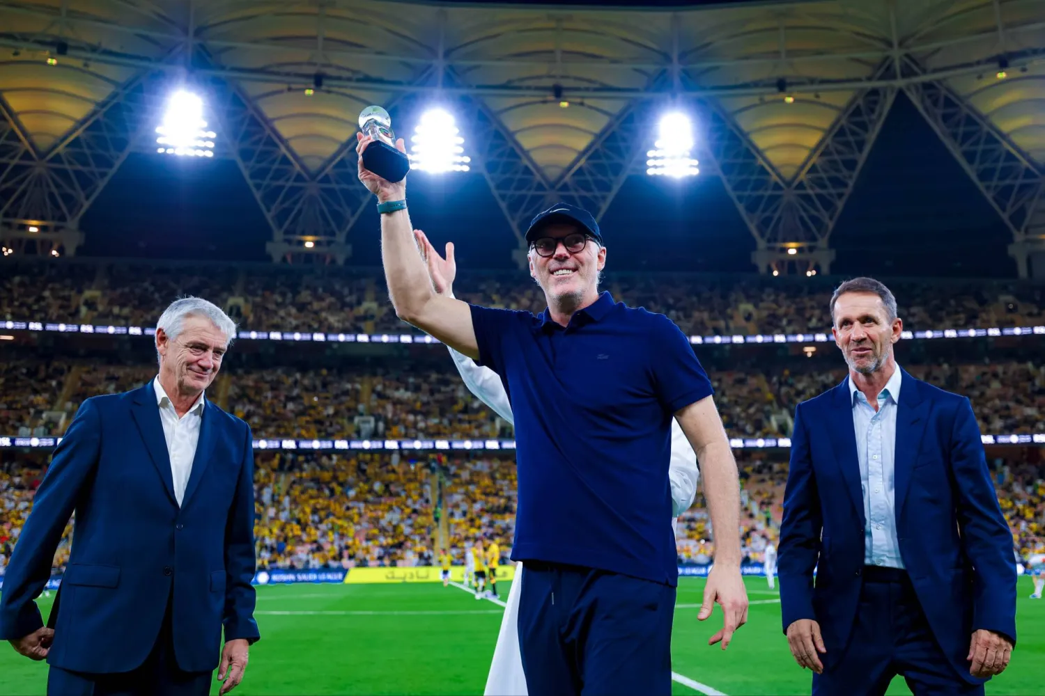 لوران بلان مدرب الاتحاد يتسلم جائزة أفضل مدرب في الموسم الماضي (الدوري السعودي) 