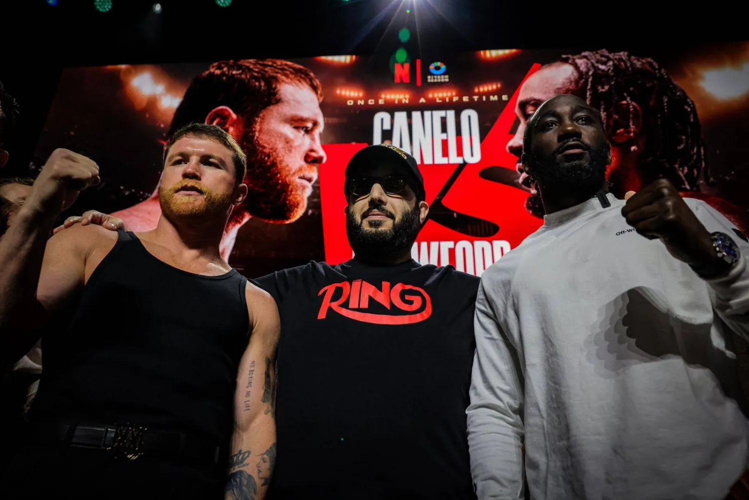 آل الشيخ يتوسط كروفورد وكانيلو قبل انطلاق المؤتمر (الشرق الأوسط)