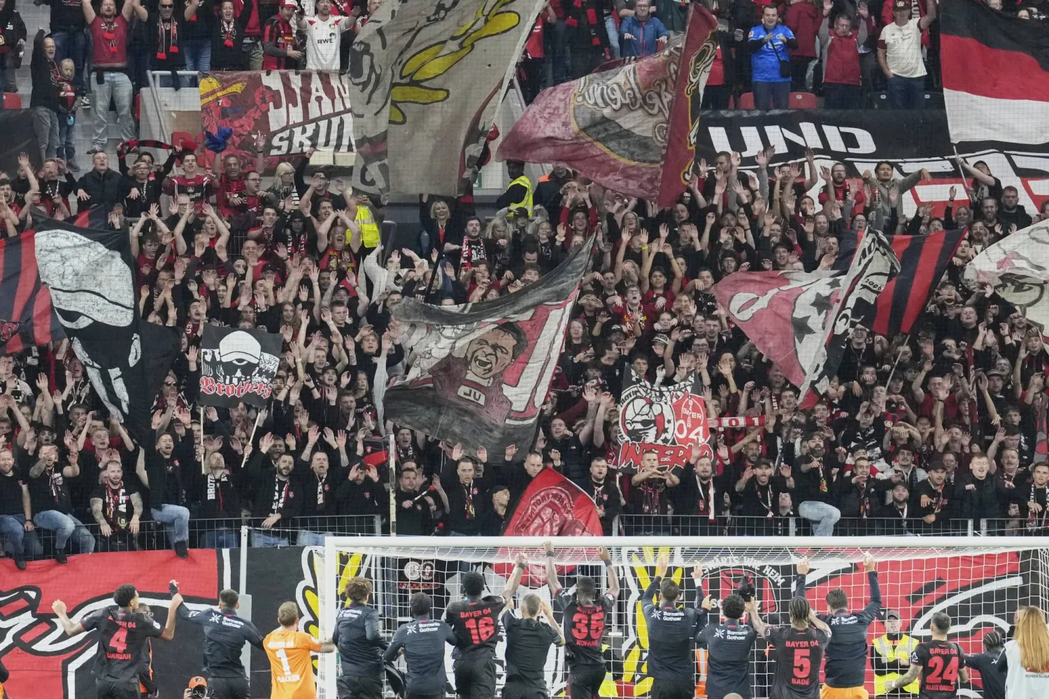 لاعبو ليفركوزن يحتفلون مع جماهيرهم عقب الفوز (أ.ب)