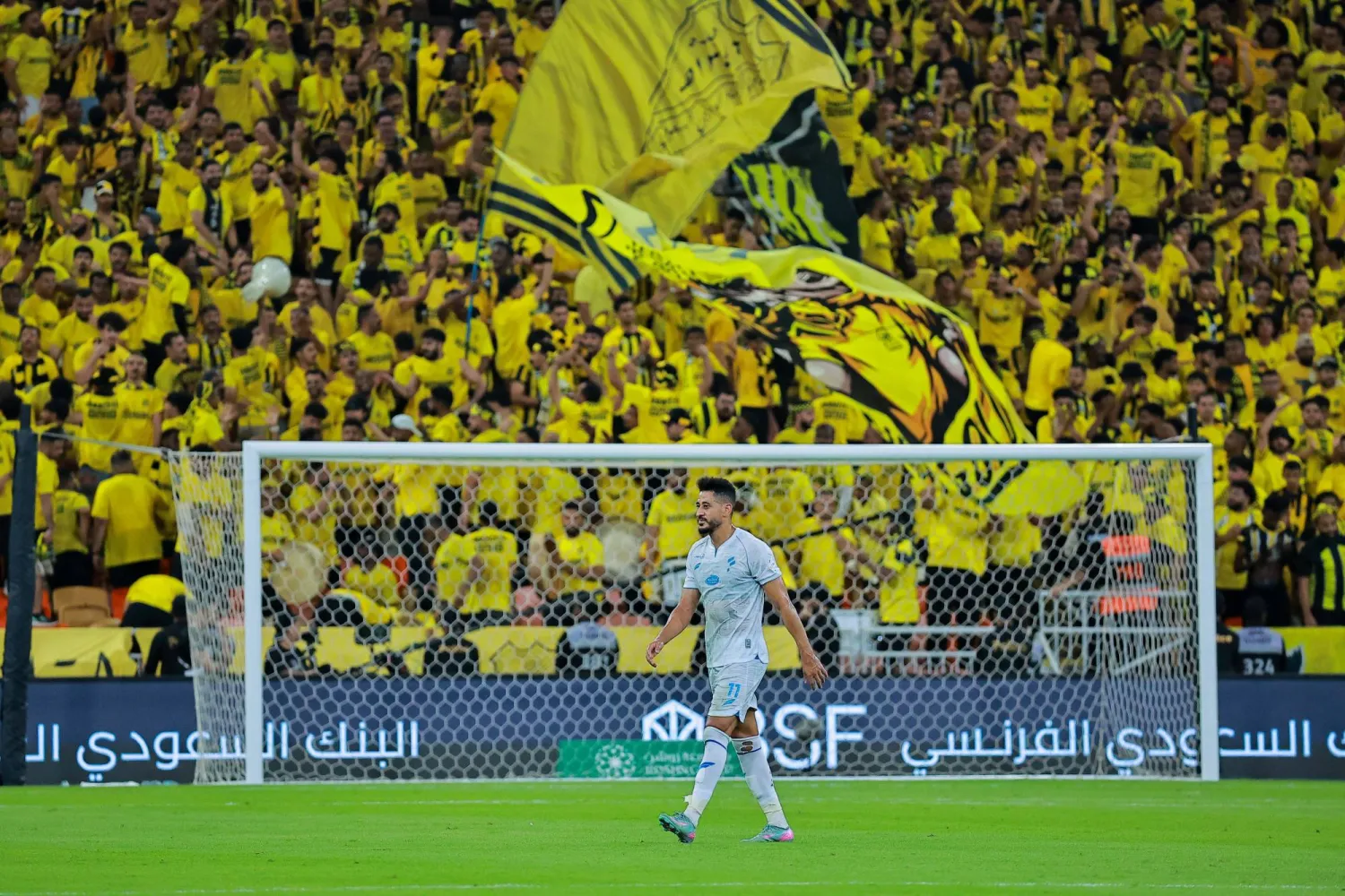 مراد باتنا يغادر ملعب المباراة بعد تعرضه للطرد (تصوير: محمد المانع) 