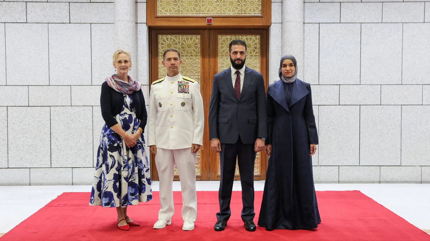 الرئيس السوري أحمد الشرع وعقيلته إلى جانب قائد القيادة المركزية الأميركية براد كوبر وعقيلته (الرئاسة السورية)