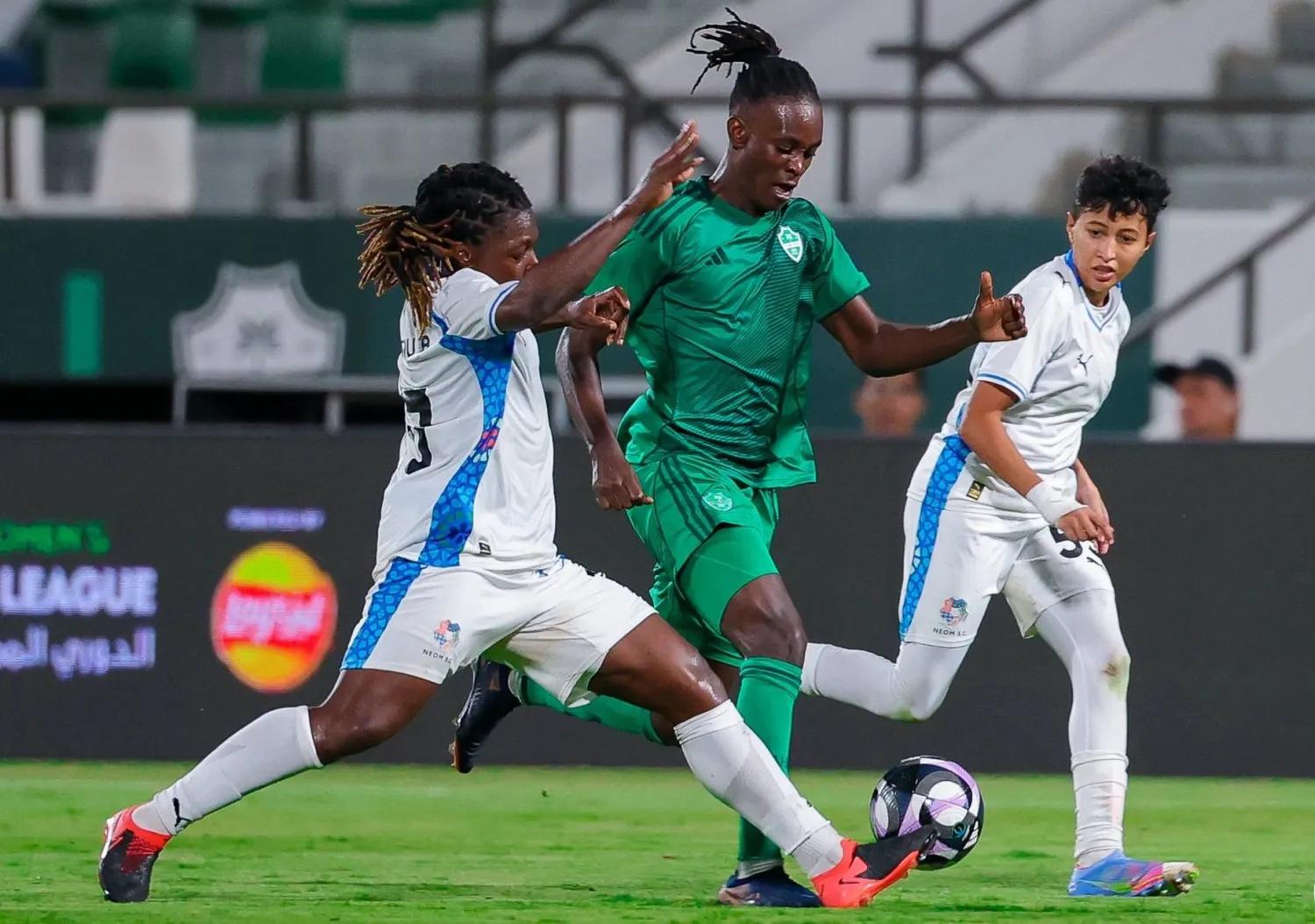 من مباراة سيدات الأهلي ونيوم (الشرق الأوسط)