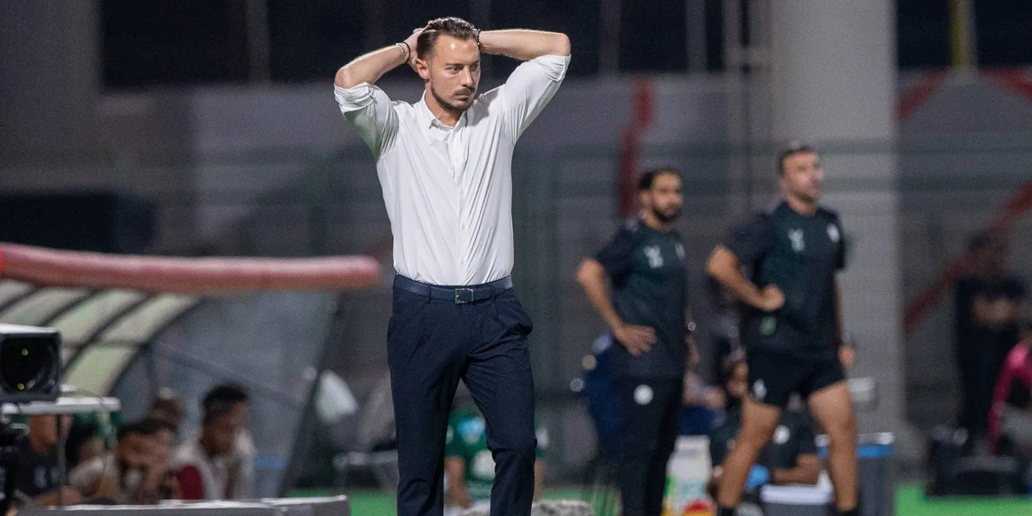 يايلسه متفاعلا مع أحداث المباراة أمام الاتفاق (تصوير: عيسى الدبيسي)