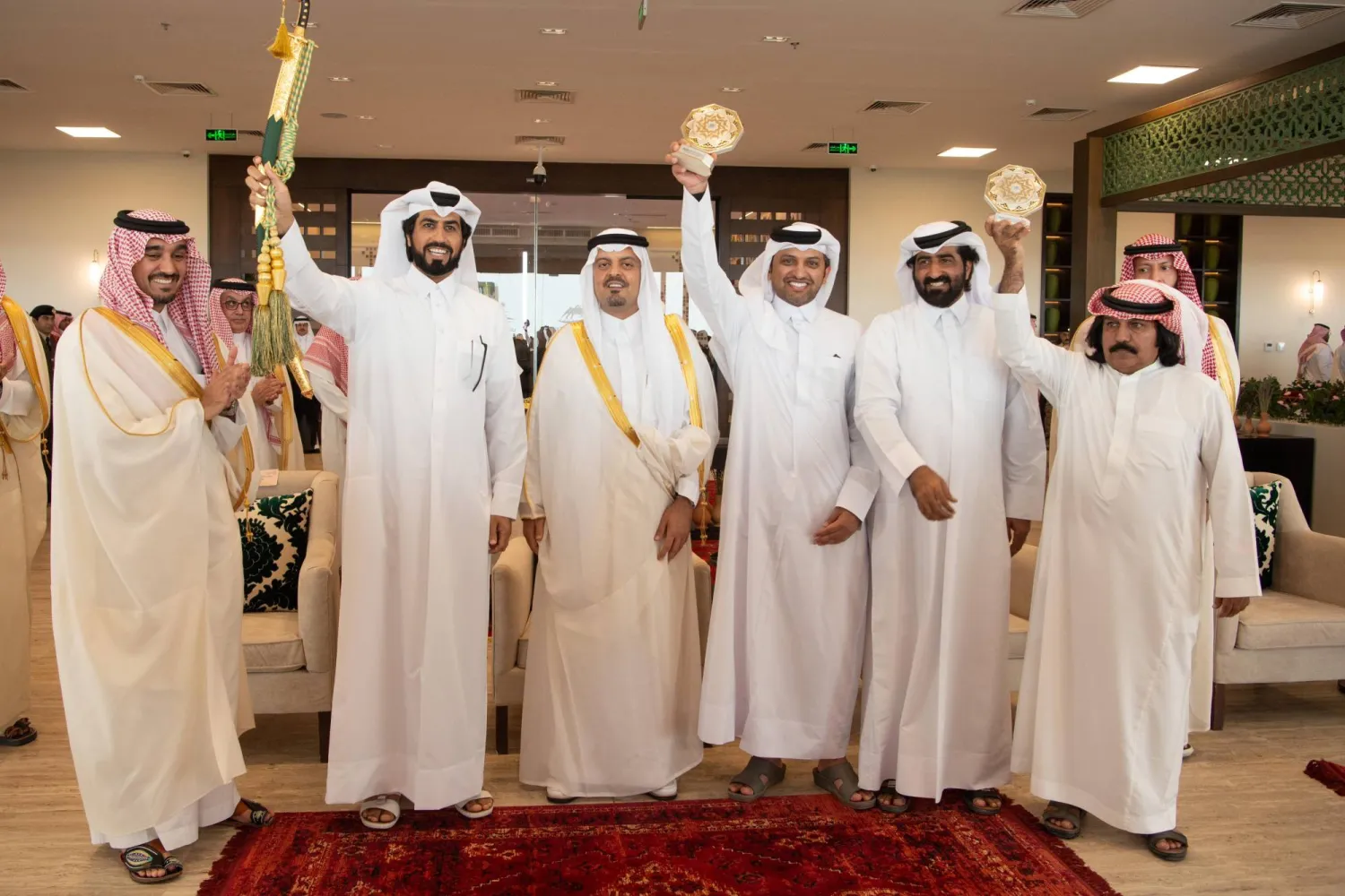 الأمير سعود بن مشعل والأمير عبدالعزيز الفيصل لدى تتويج أصحاب الهجن الفائزة (الشرق الأوسط)