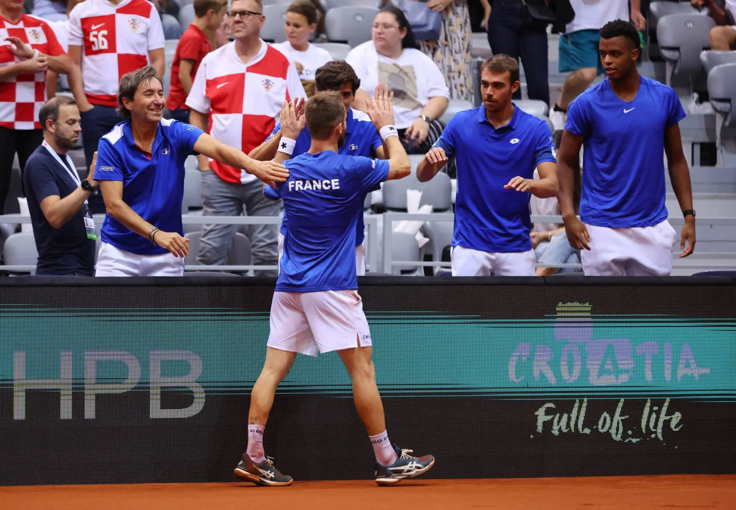 Tennis - Davis Cup - Qualifiers - Second Round - Croatia v France - Gradski vrt Hall, Osijek, Croatia - September 12, 2025 France's Corentin Moutet celebrates with teammates after winning his singles match against Croatia's Dino Prizmic REUTERS/Antonio Bronic