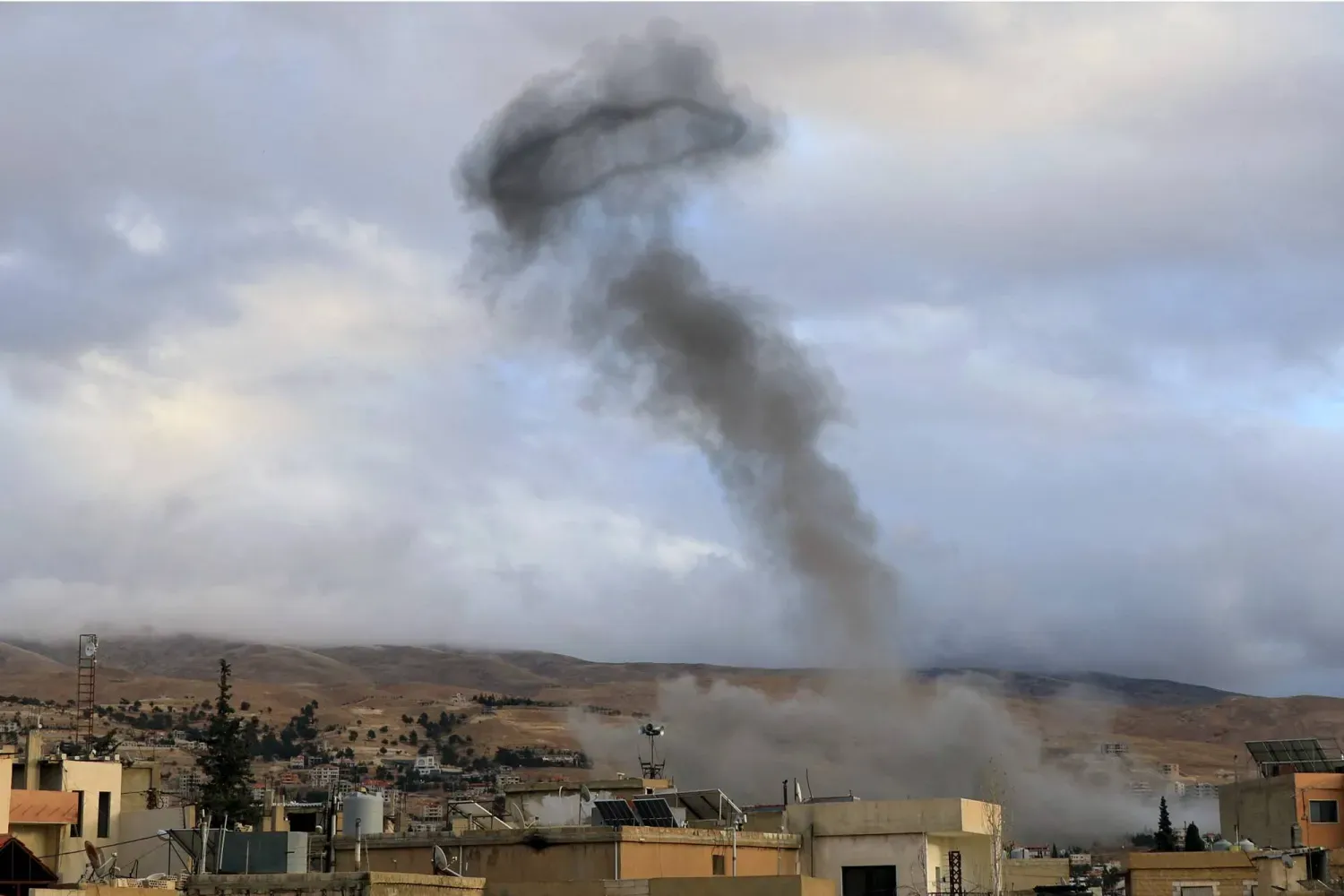  Lübnan'ın doğusundaki Bekaa Vadisi'nde bulunan Baalbek şehrine düzenlenen İsrail hava saldırısının ardından yükselen dumanlar, 25 Kasım 2024 (Arşiv – AFP)