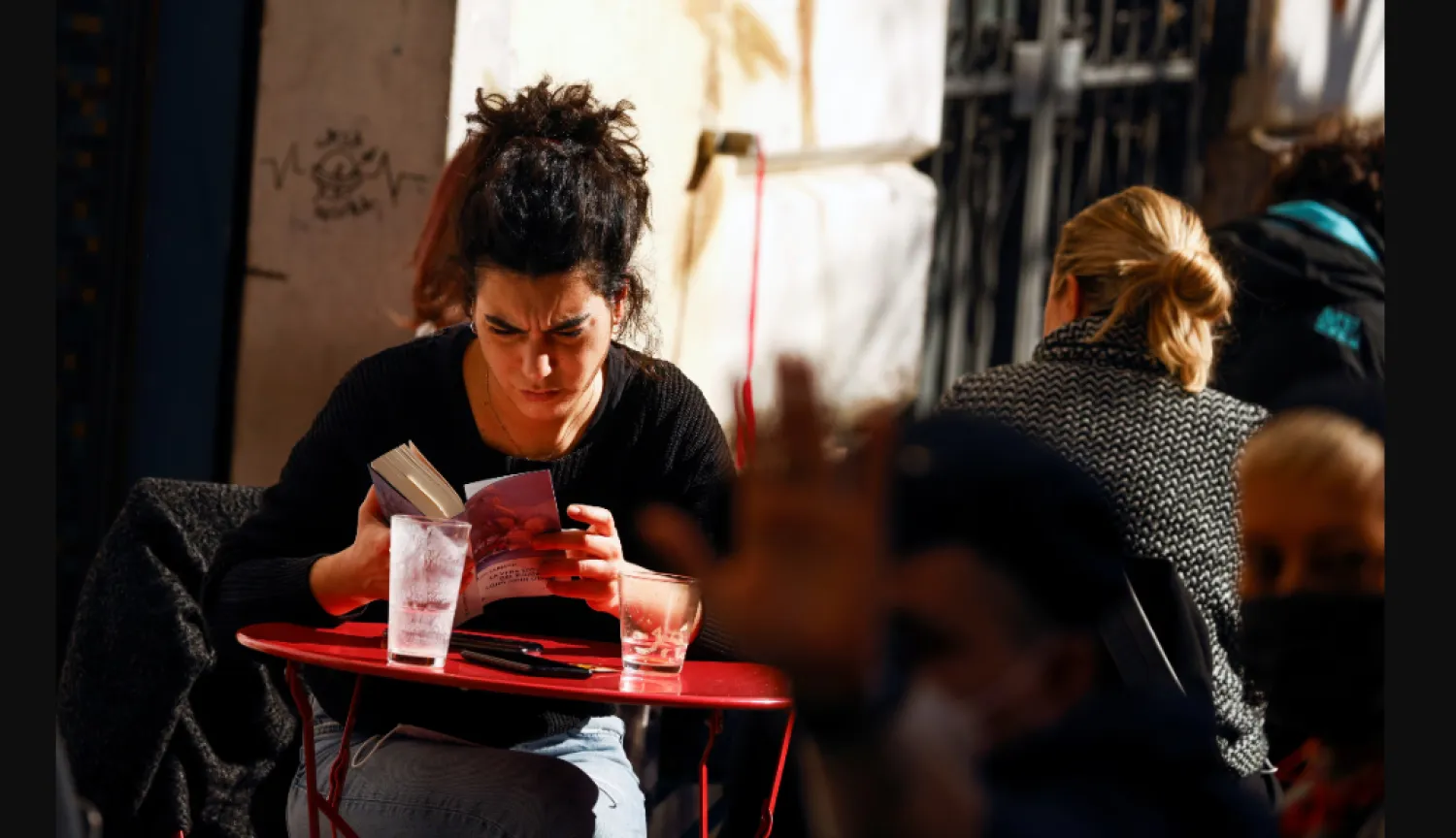 القراءة تساعد في حماية وظائف الدماغ (رويترز)