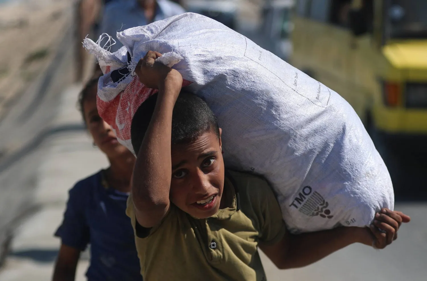 فلسطينيون نازحون من شمال غزة بسبب العملية العسكرية الإسرائيلية يتجهون جنوباً بعد أن أمرت القوات الإسرائيلية سكان مدينة غزة بالإخلاء إلى الجنوب (رويترز)