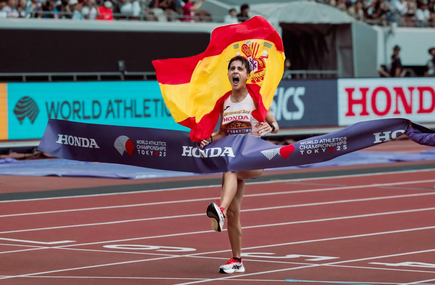 الإسبانية ماريا بيريز تحتفل بفوزها بذهبية المشي في طوكيو (إ.ب.أ)