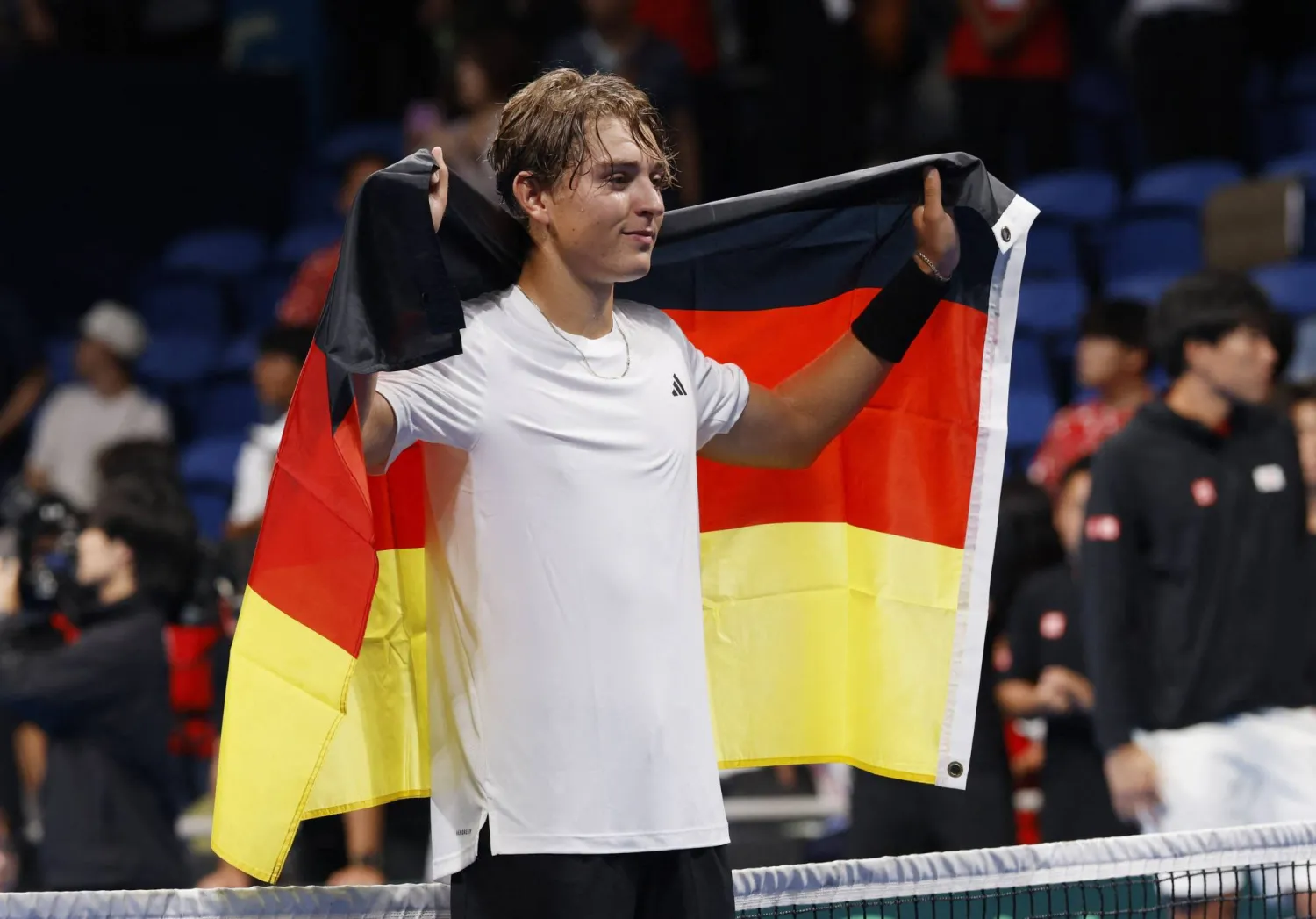 الألماني جاستن إنغل يحتفل بفوزه على الياباني ري ساكاموتو في كأس ديفيز (رويترز)