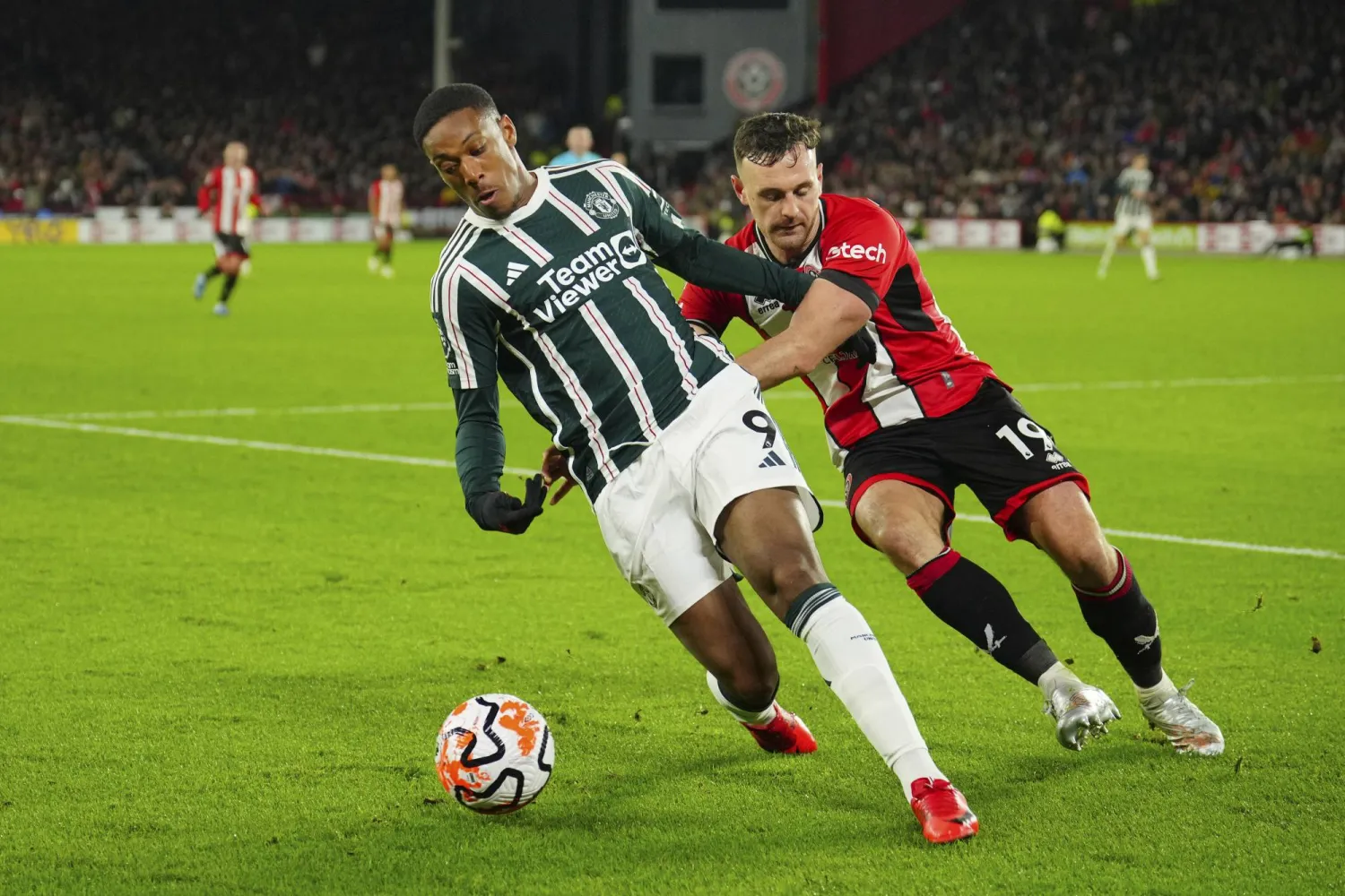 المهاجم الفرنسي أنتوني مارسيال (يسار) إبان لعبه مع مان يونايتد (أ.ب)