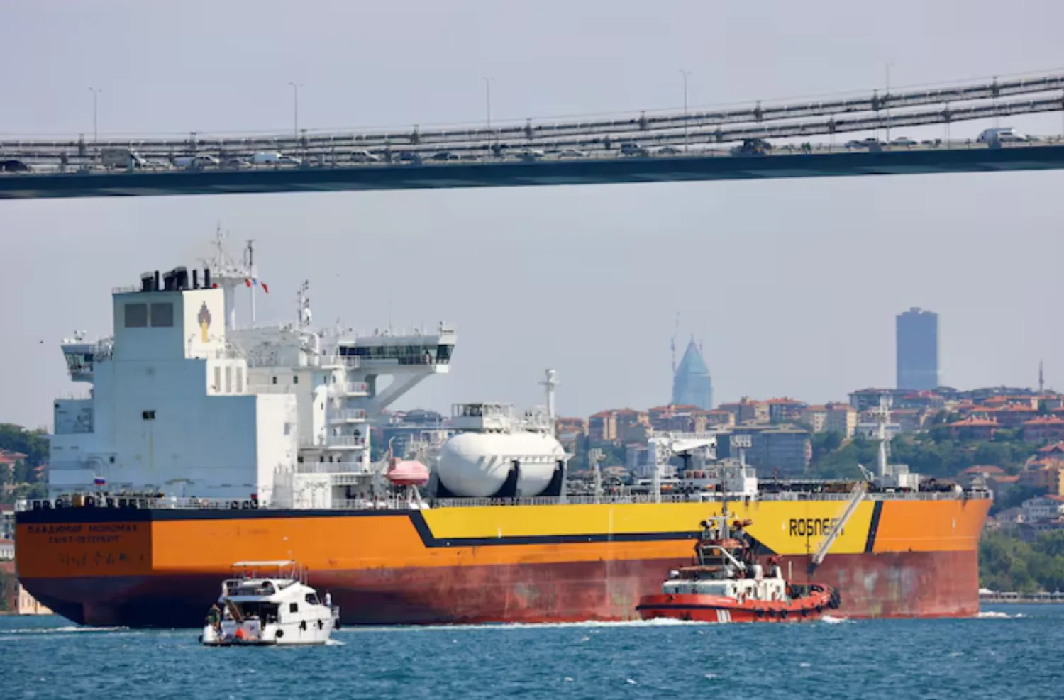 Rosneft's Russian-flagged crude oil tanker Vladimir Monomakh transits the Bosphorus in Istanbul, Turkey, July 6, 2023. REUTERS/Yoruk Isik//File Photo