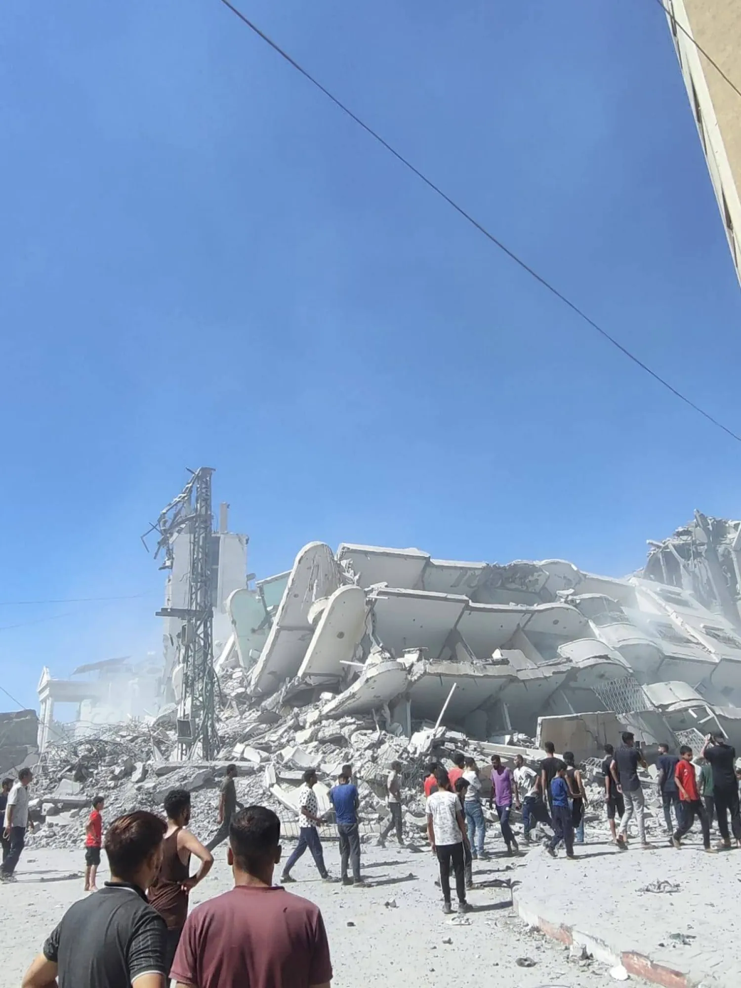 البرج السكني سُوي بالأرض بعد أن قصفته إسرائيل (إعلام فلسطيني)