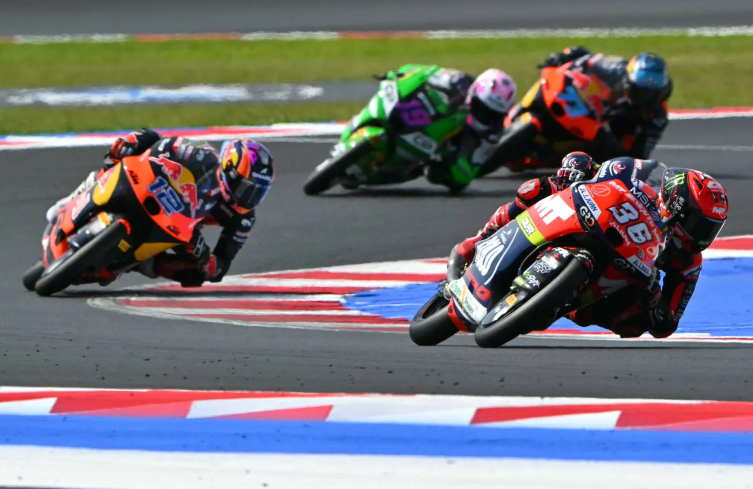 الإيطالي ماركو بيتسيكي متسابق فريق «أبريليا» سيتصدر المنطلقين في «سان مارينو» (أ.ف.ب) 