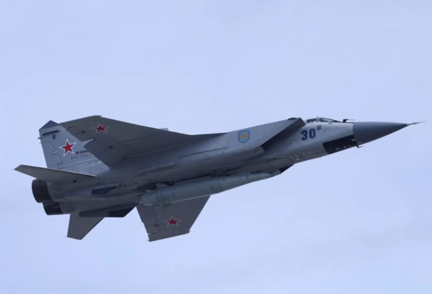 A Russian MiG-31 fighter jet equipped with a Kinzhal hypersonic missile flies over Red Square during a rehearsal for a flypast, part of a military parade marking the anniversary of the victory over Nazi Germany in World War Two, in central Moscow, Russia May 7, 2022. REUTERS/Maxim Shemetov/File Photo