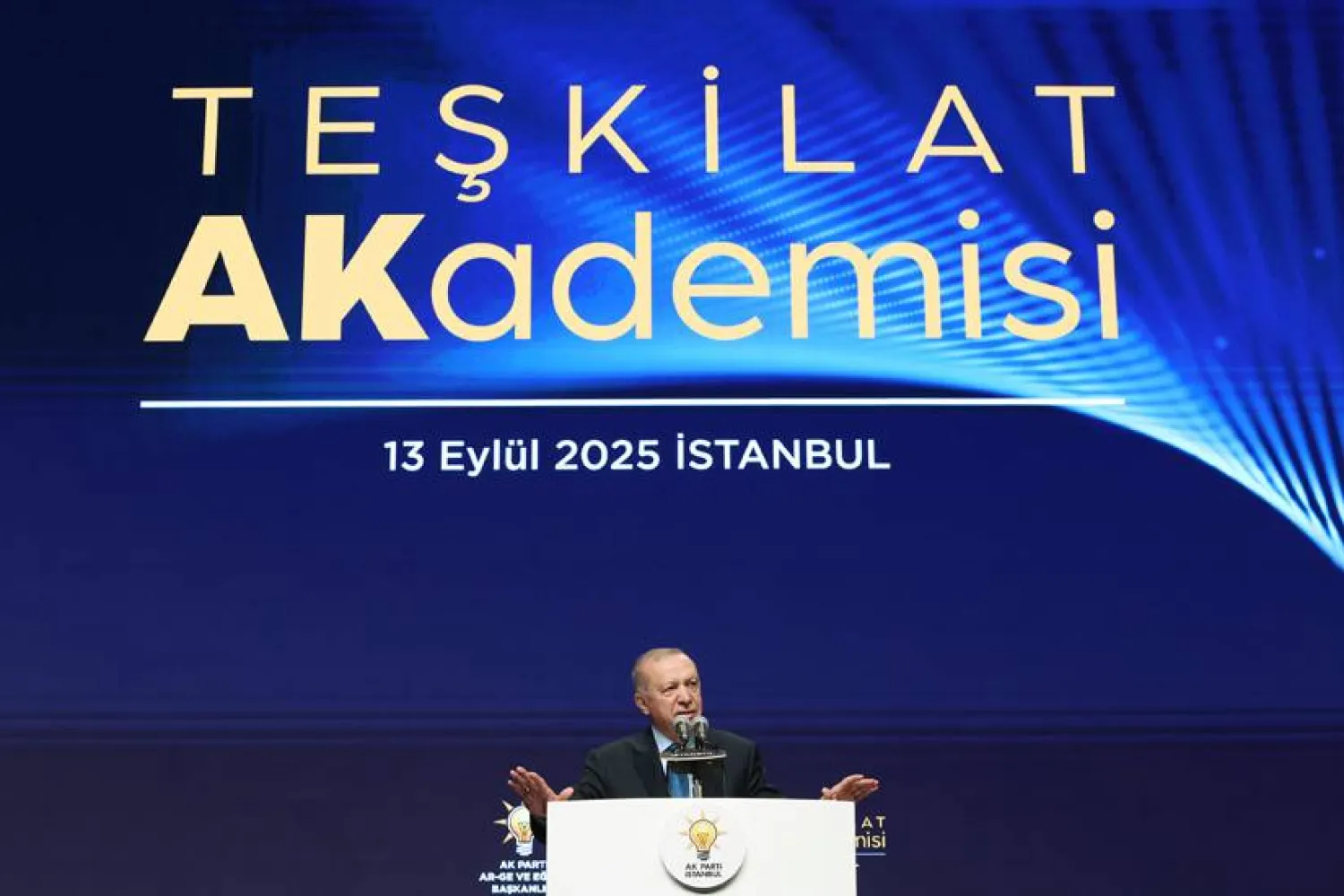 الرئيس التركي رجب طيب إردوغان متحدثاً خلال فعالية لحزب «العدالة والتنمية» الحاكم في إسطنبول (الرئاسة التركية)