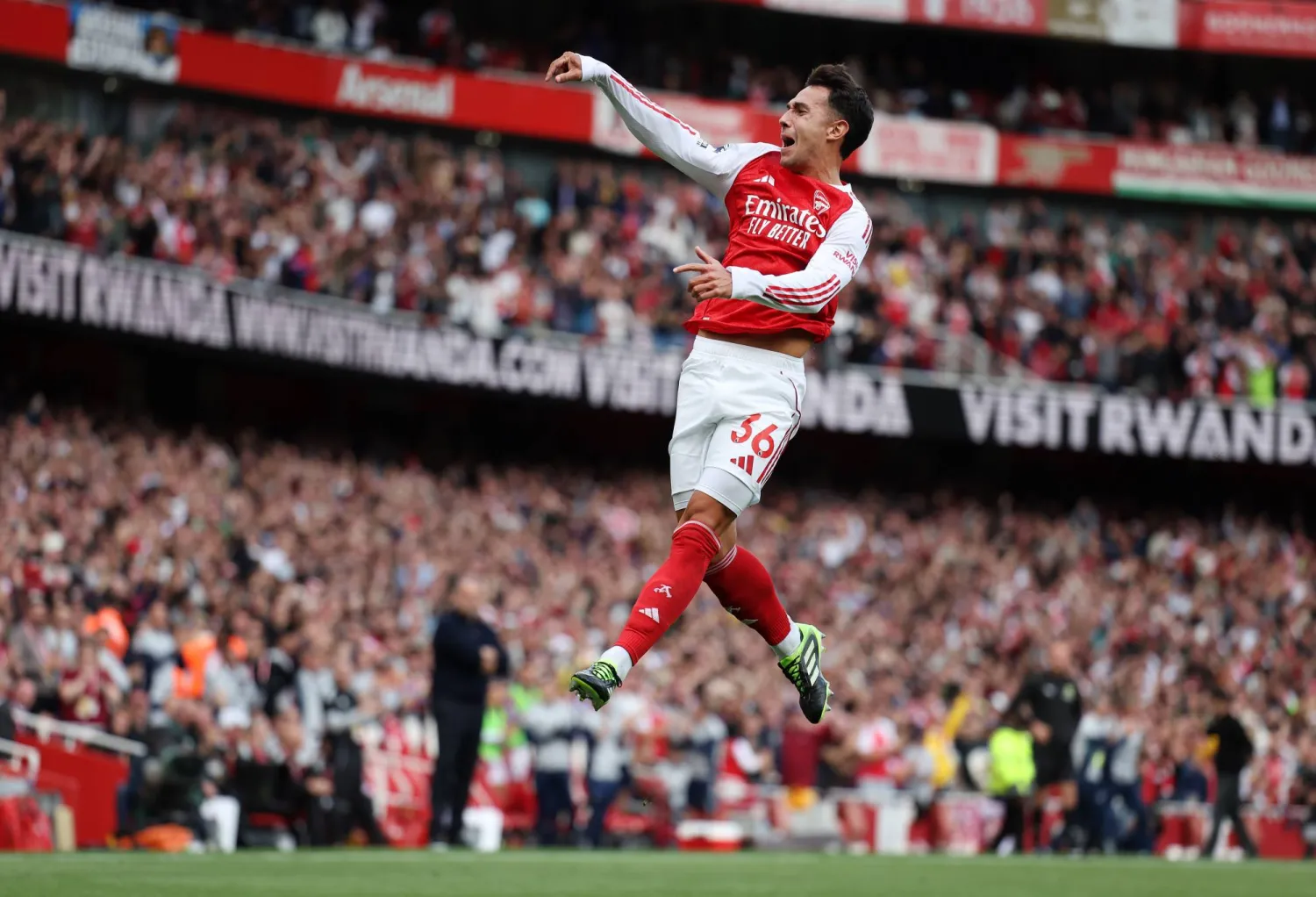 مارتن زوبيمندي يحتفل بثنائيته في مرمى فورست (إ.ب.أ)