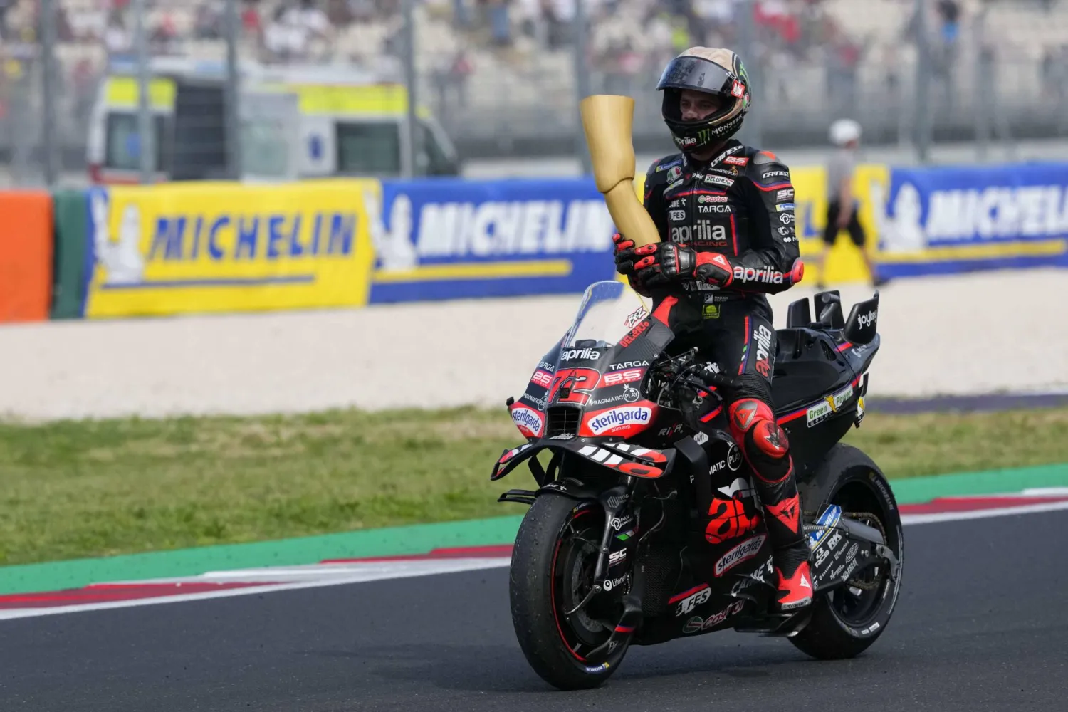 ماركو بتسيكي متسابق فريق أبريليا يحتفل بفوزه بسباق السرعة في سان مارينو (إ.ب.أ)
