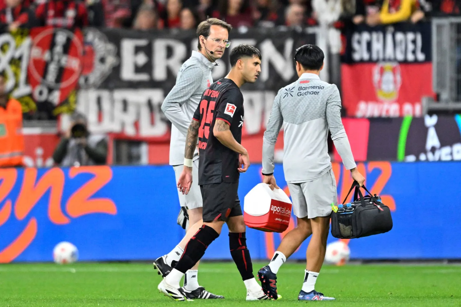 الأرجنتيني الدولي إيزيكيل بالاسيوس يغادر الملعب مصاباً (أ.ف.ب)