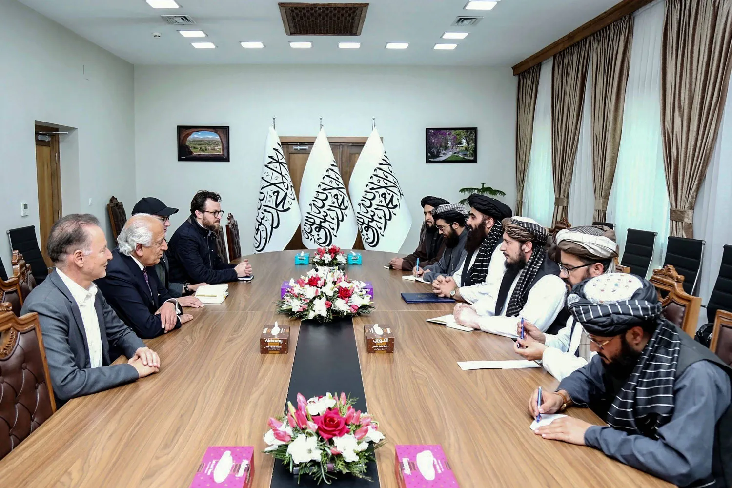 تُظهر هذه الصورة التي التقطتها ونشرتها وزارة الخارجية الأفغانية في 20 مارس 2025 المسؤول الأميركي آدم بولر (الثالث يساراً) والمبعوث الأميركي السابق إلى أفغانستان زلماي خليل زاد (الثاني يساراً) وهما يحضران اجتماعاً مع وزير خارجية «طالبان» أمير خان متقي (الرابع يميناً) في كابل (أ.ف.ب)