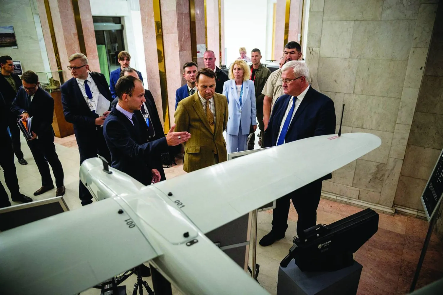 مسؤولون أوكرانيون وبولنديون في معرض للمسيّرات الأوكرانية في كييف يوم 12 سبتمبر 2025 (المكتب الصحافي لوزارة الخارجية الأوكرانية - أ.ف.ب)