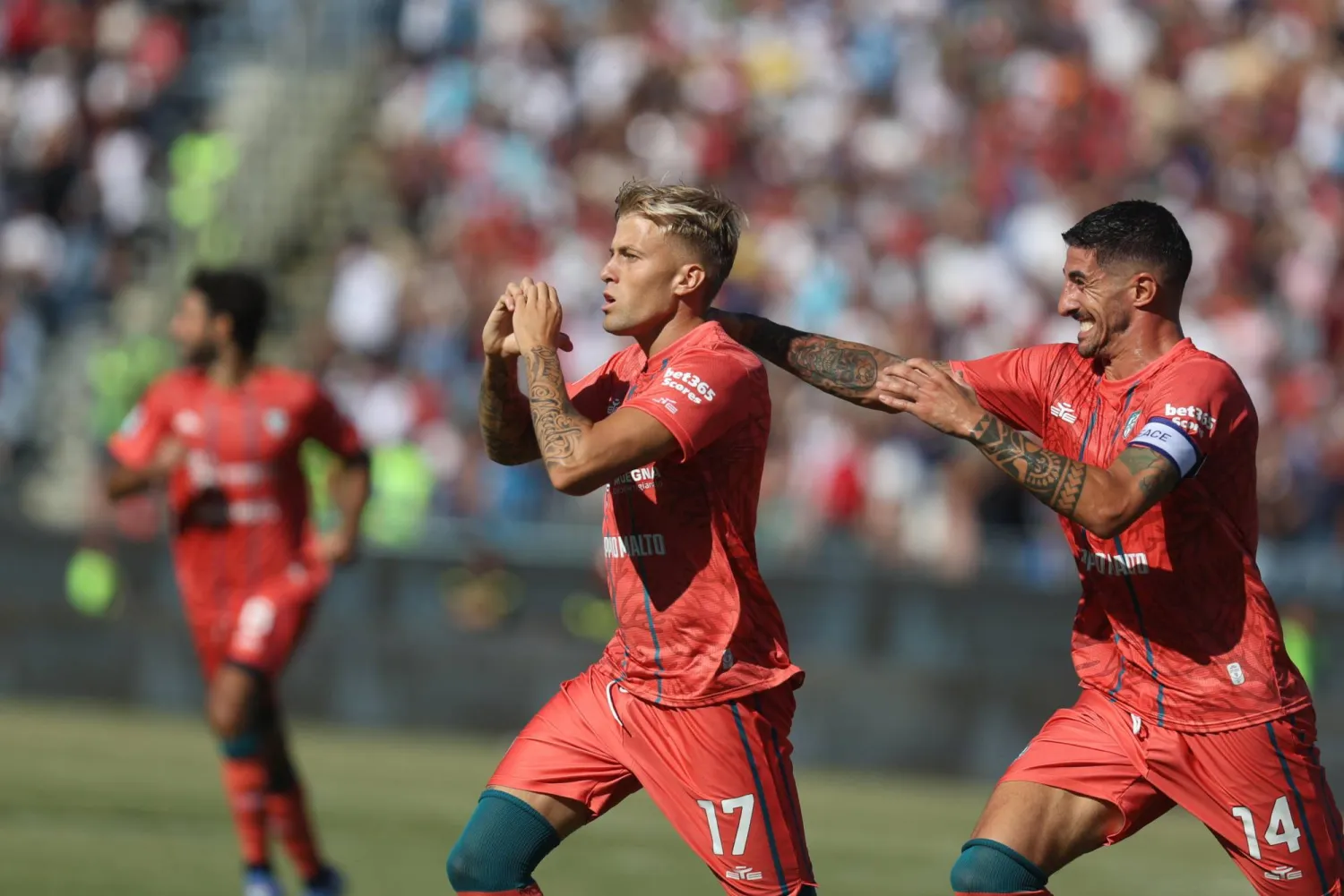 فرحة لاعبي كالياري بالفوز الثمين على بارما (إ.ب.أ)