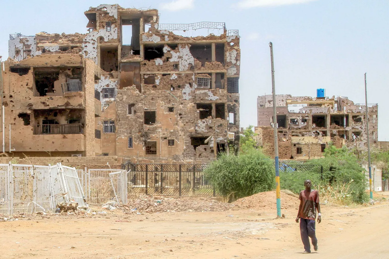 حرب السودان الدائرة منذ أبريل 2023 تسببت في دمار كبير للمباني والبنية التحتية للبلاد (أ.ف.ب)