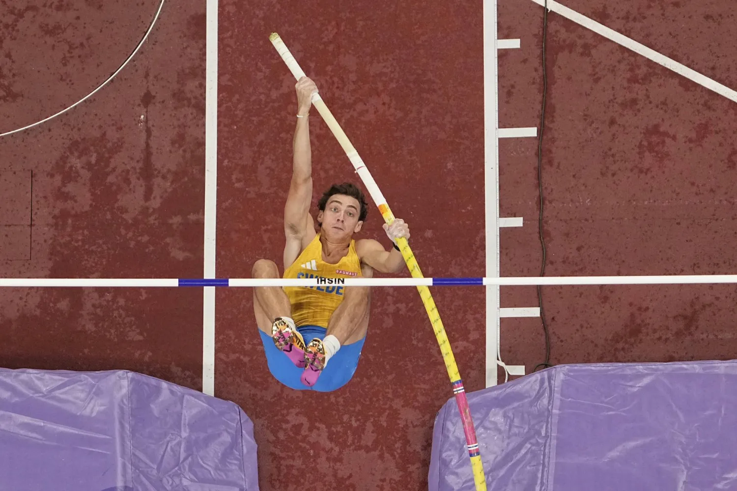 موندو دوبلانتيس نجم القفز بالزانة (أ.ب)