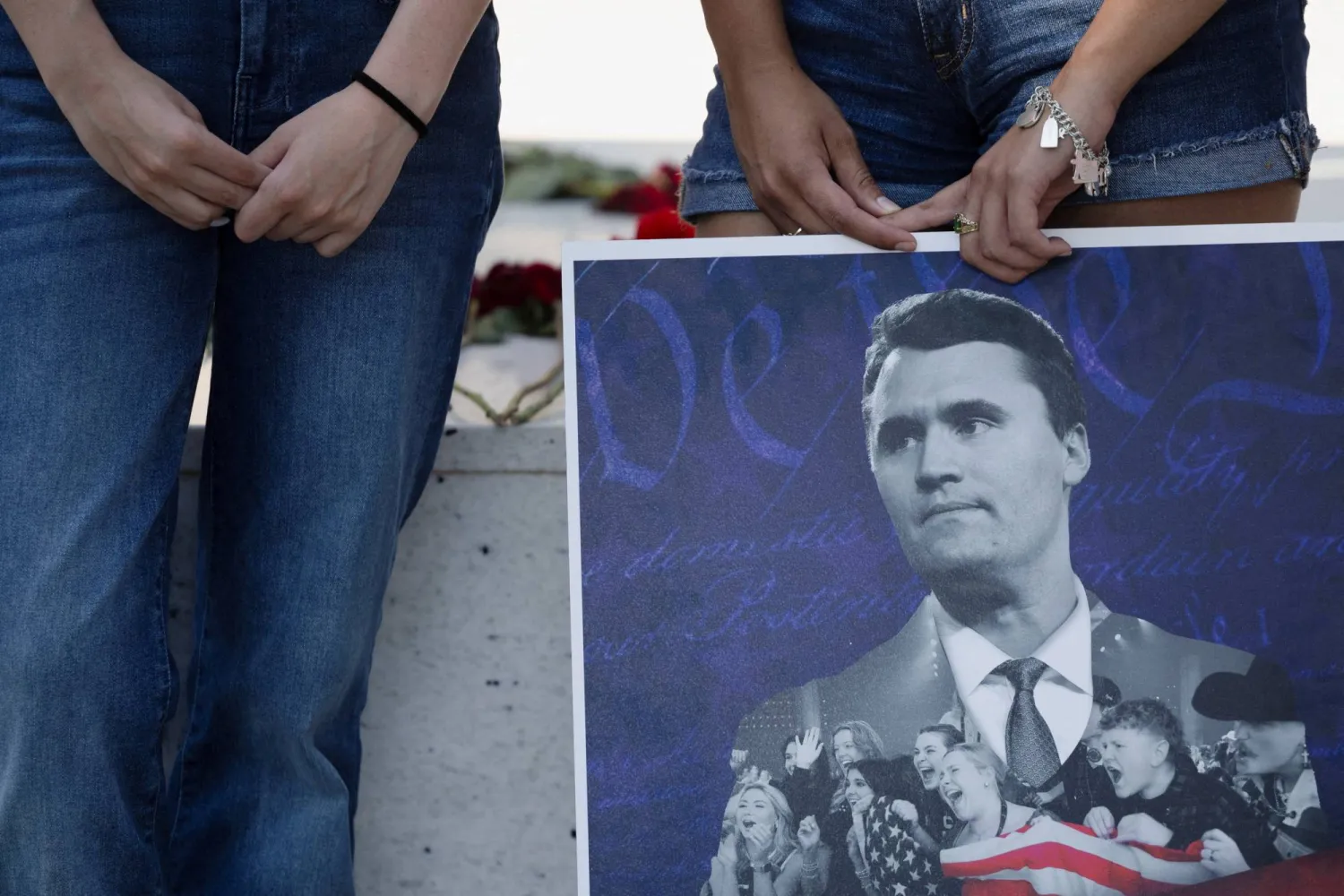 ملصق للناشط تشارلي كيرك بجامعة هيوستن الأميركية (رويترز)