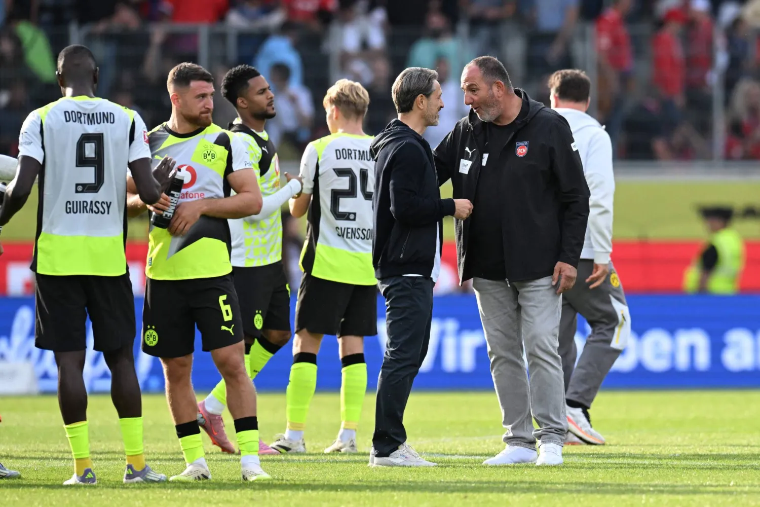 نيكو كوفاتش مدرب دورتموند يصافح غريمه فرنك شميدت بعد مواجهة هايدنهايم في «بوندسليغا»... (أ.ف.ب)