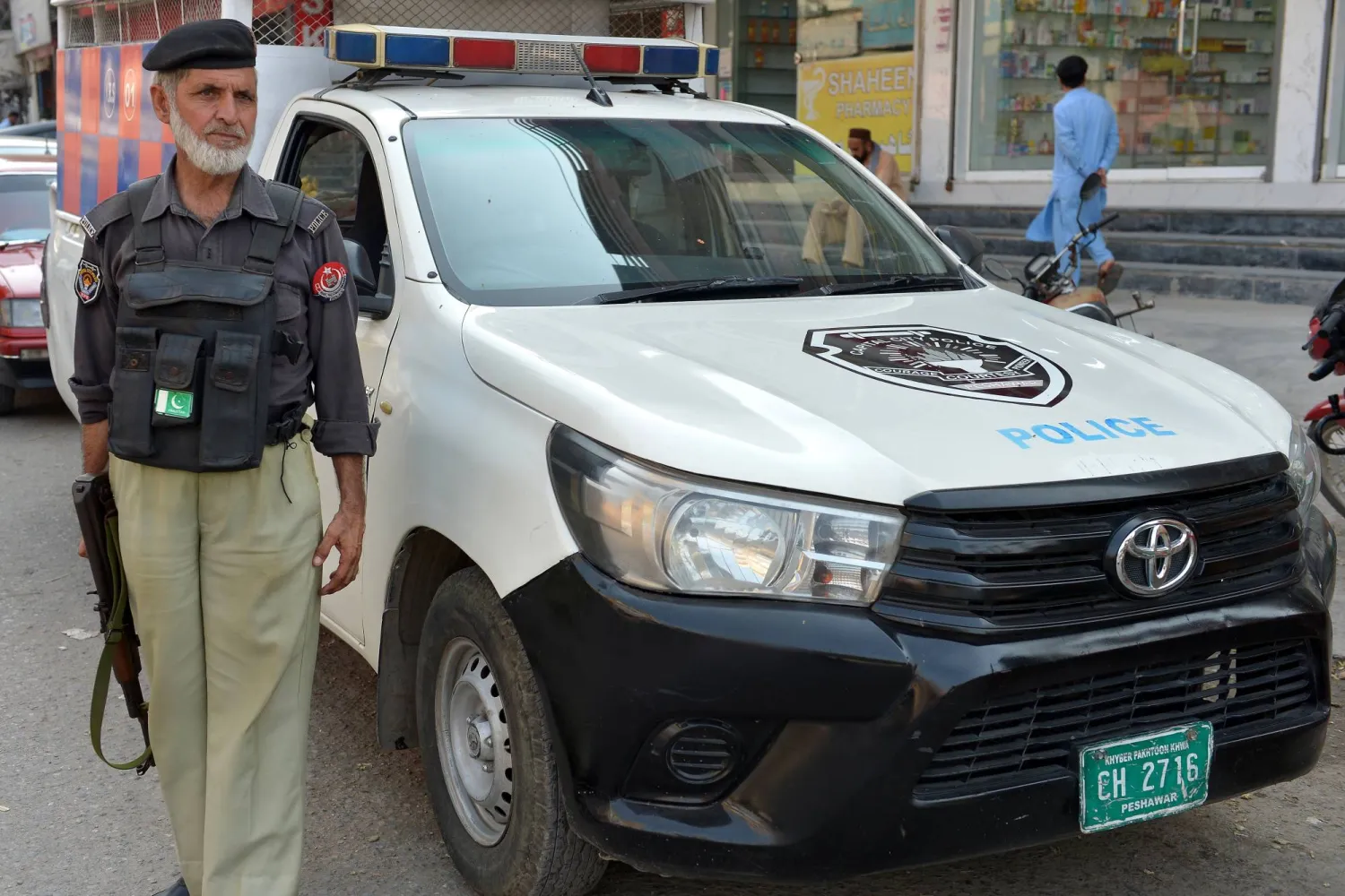 A Pakistani security official stands guard at a checkpoint in Peshawar, Khyber Pakhtunkhwa province, Pakistan, 13 September 2025. EPA/ARSHAD ARBAB